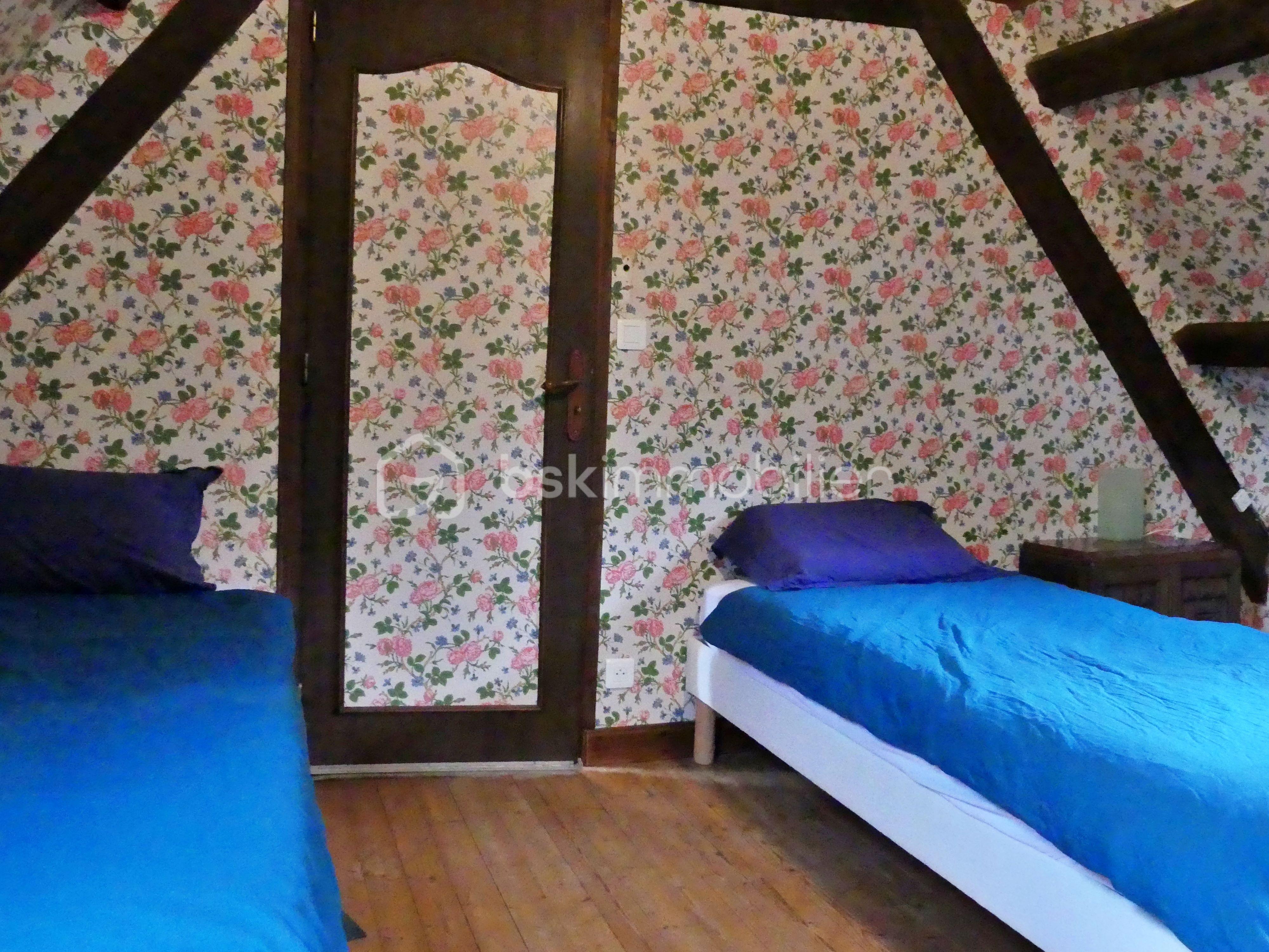 Maison longere de 261 m² - chambre 1.1 escalier 1.JPG