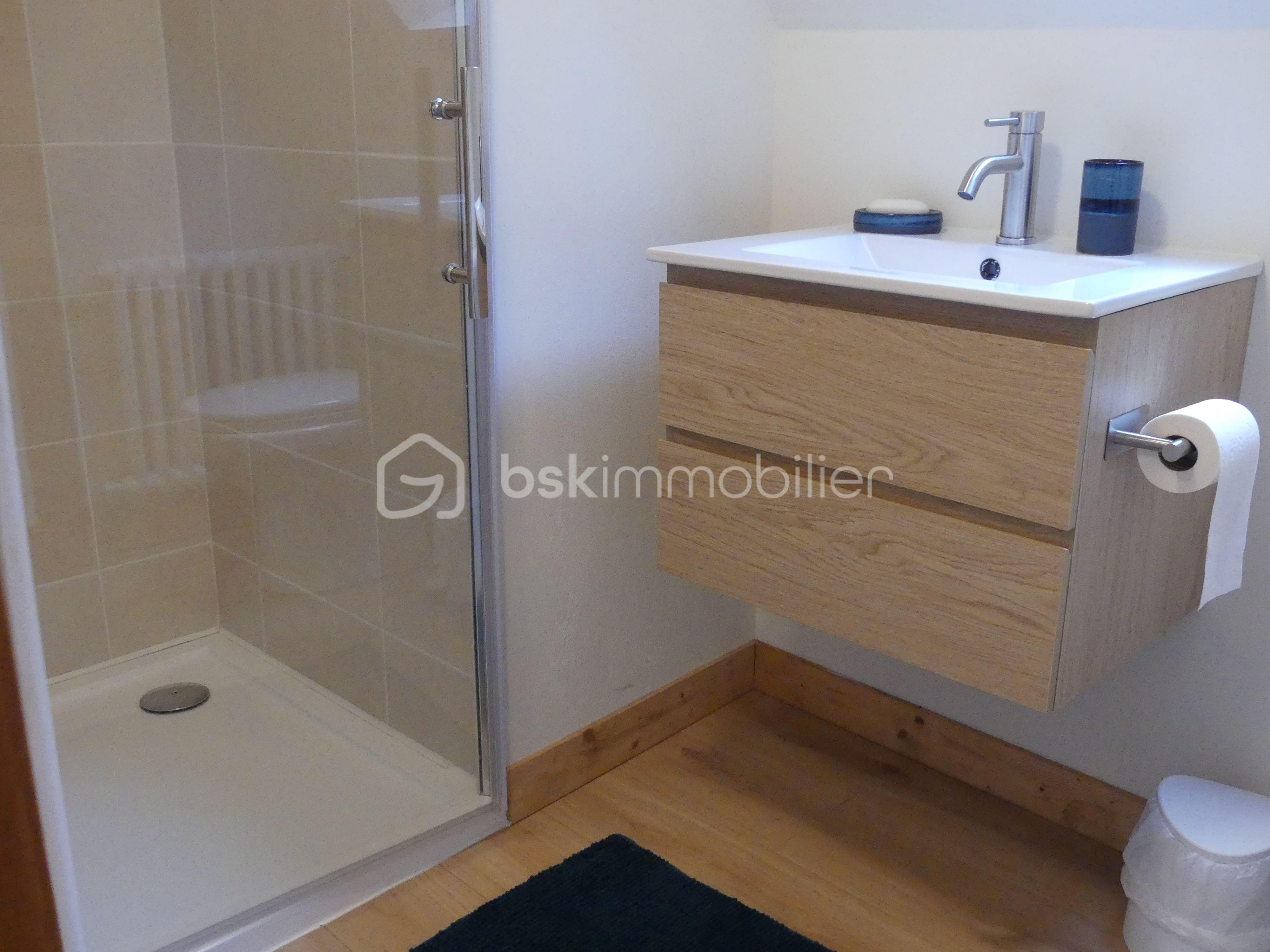 Maison longere de 261 m² - salle d'eau 1 centrale escalier 1.JPG