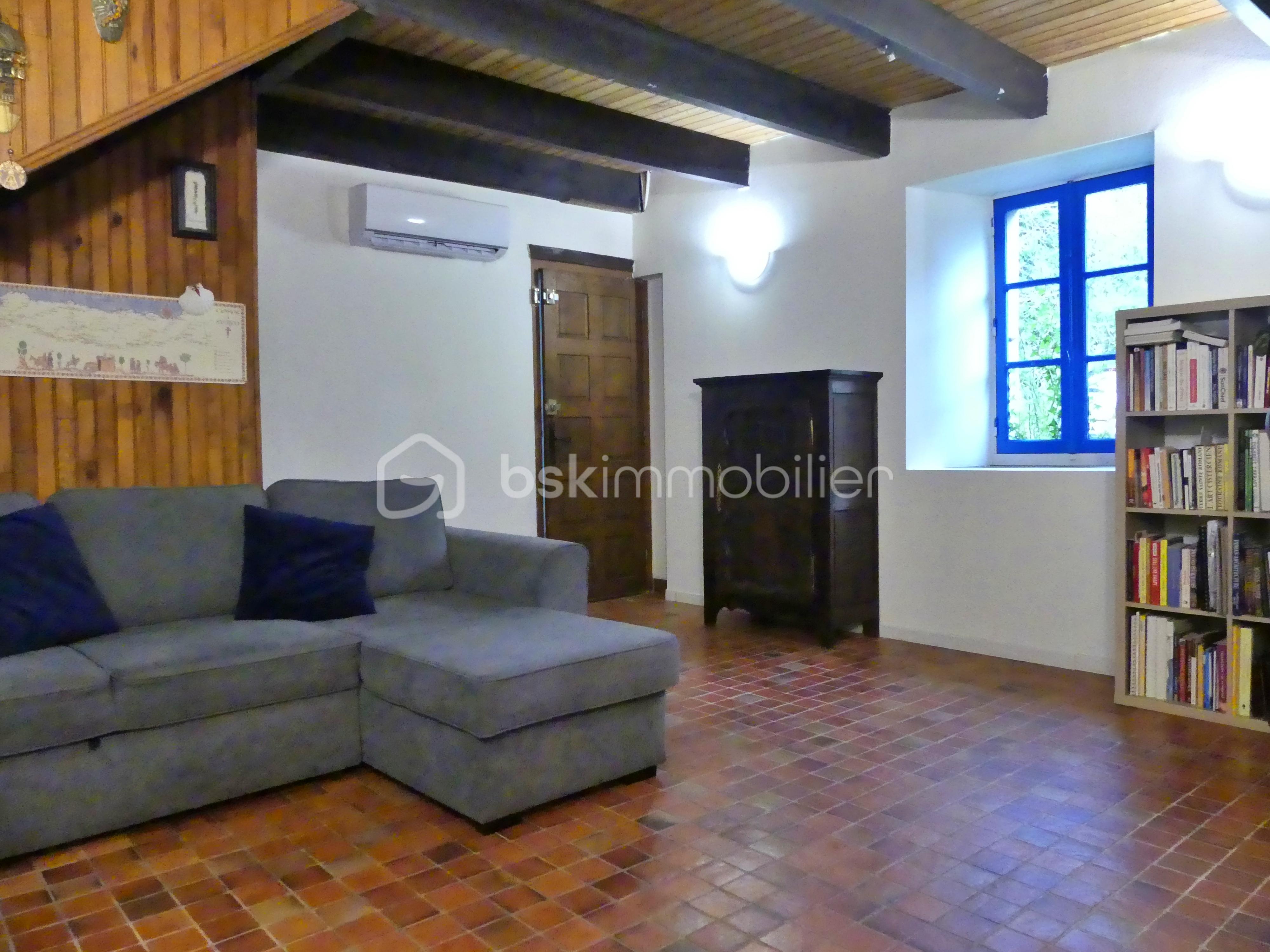 Maison longere de 261 m² - salon bibliothèque 1.JPG