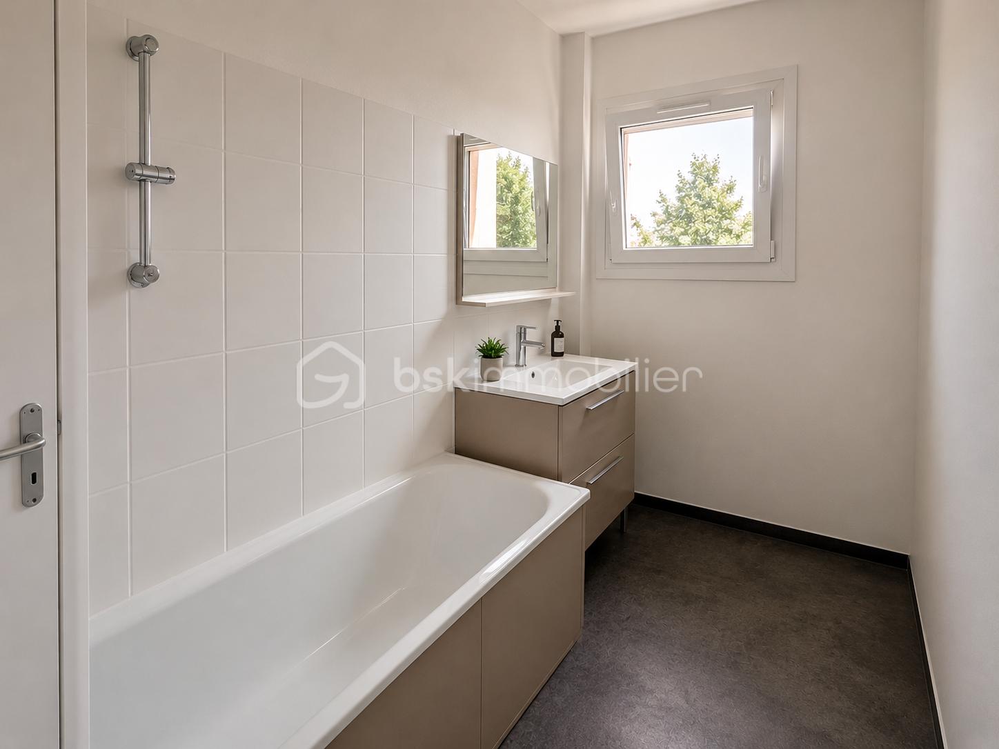 Salle de bain moderne et épurée.png