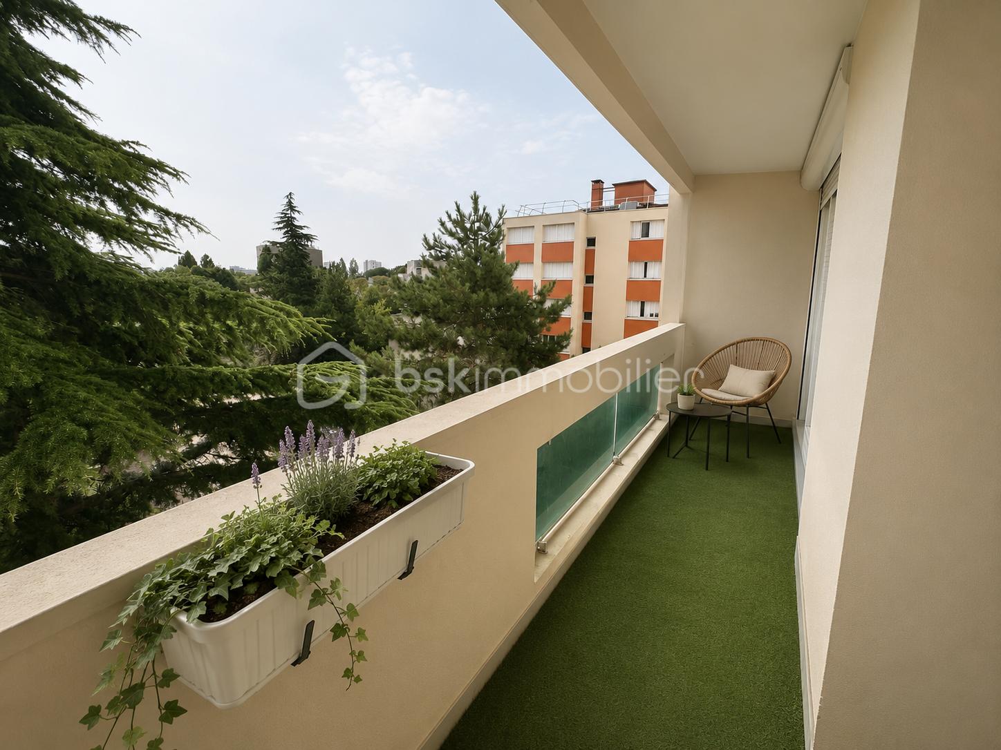 Balcon calme avec vue sur les arbres.png
