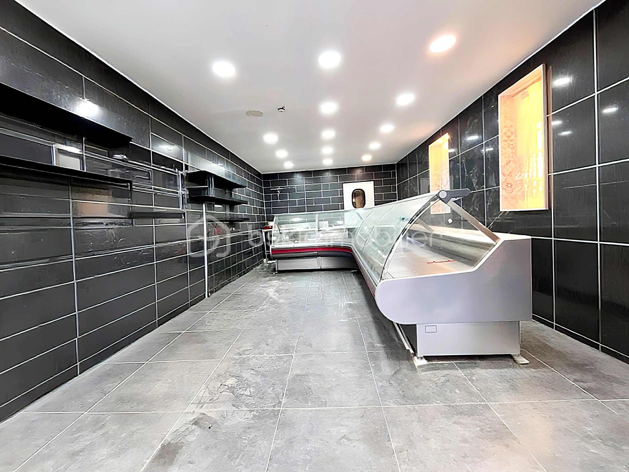 Local d activites de 110 m² - att.ElMLPZugEU4RPv5tw9d6tyge_WNBPaot_sKd5hnh7iY.JPG