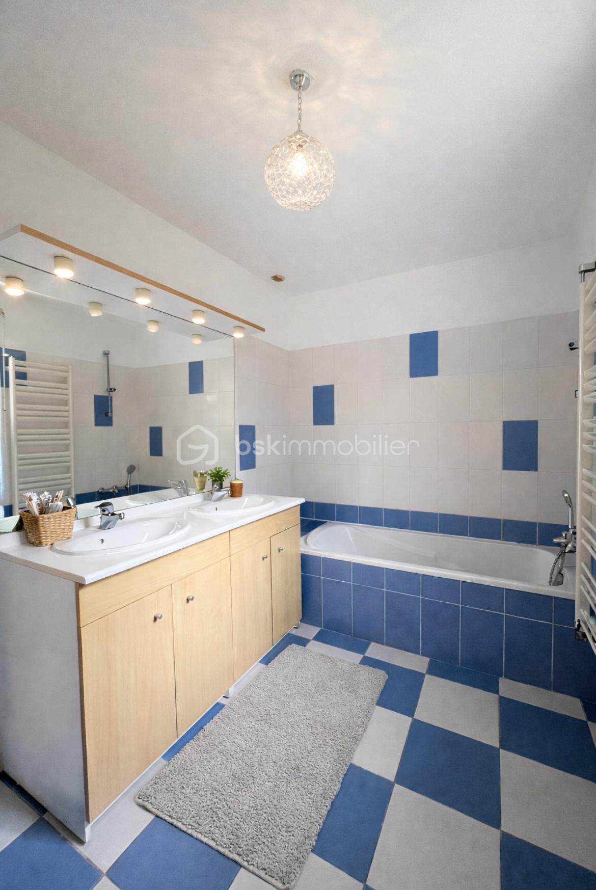 Maison de ville de 101,38 m² - salle de bains.jpg