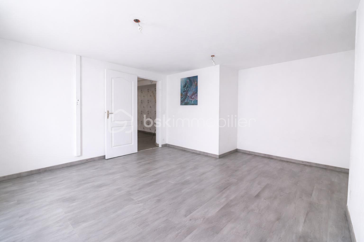 Chambre vide avec porte ouverte.png