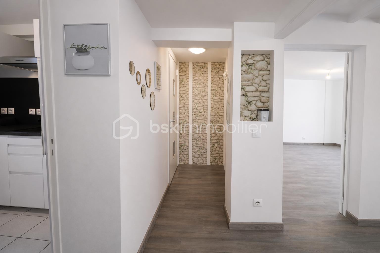 Couloir moderne avec mur en pierres et miroirs.png