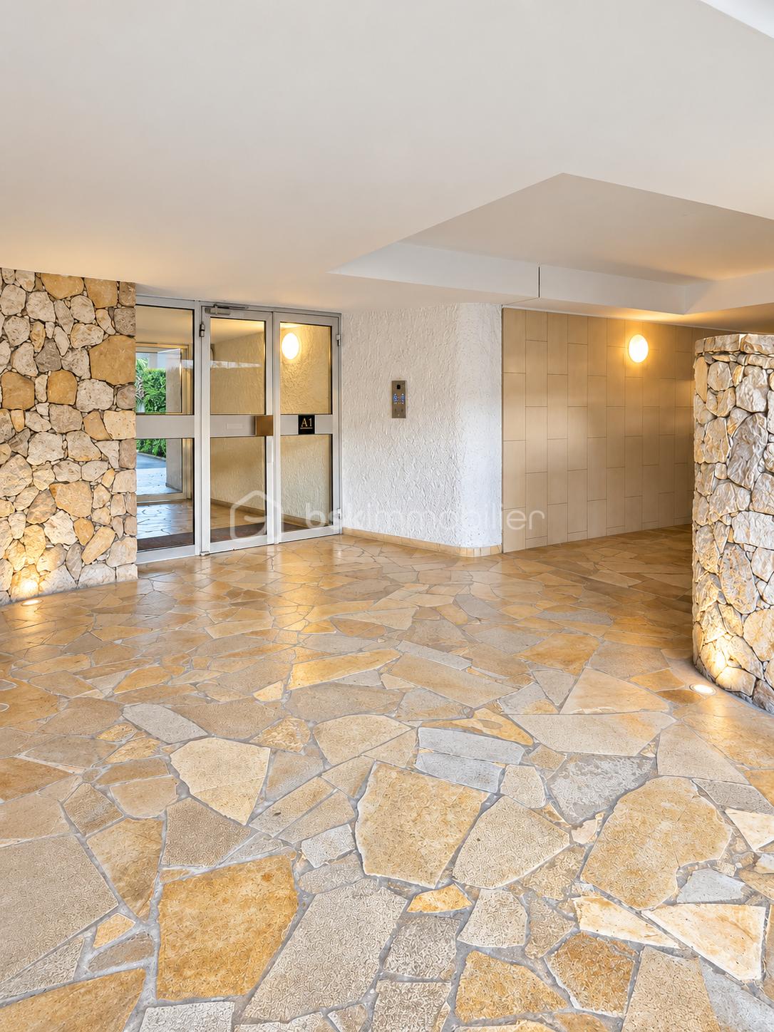 23- Entrée residence.png