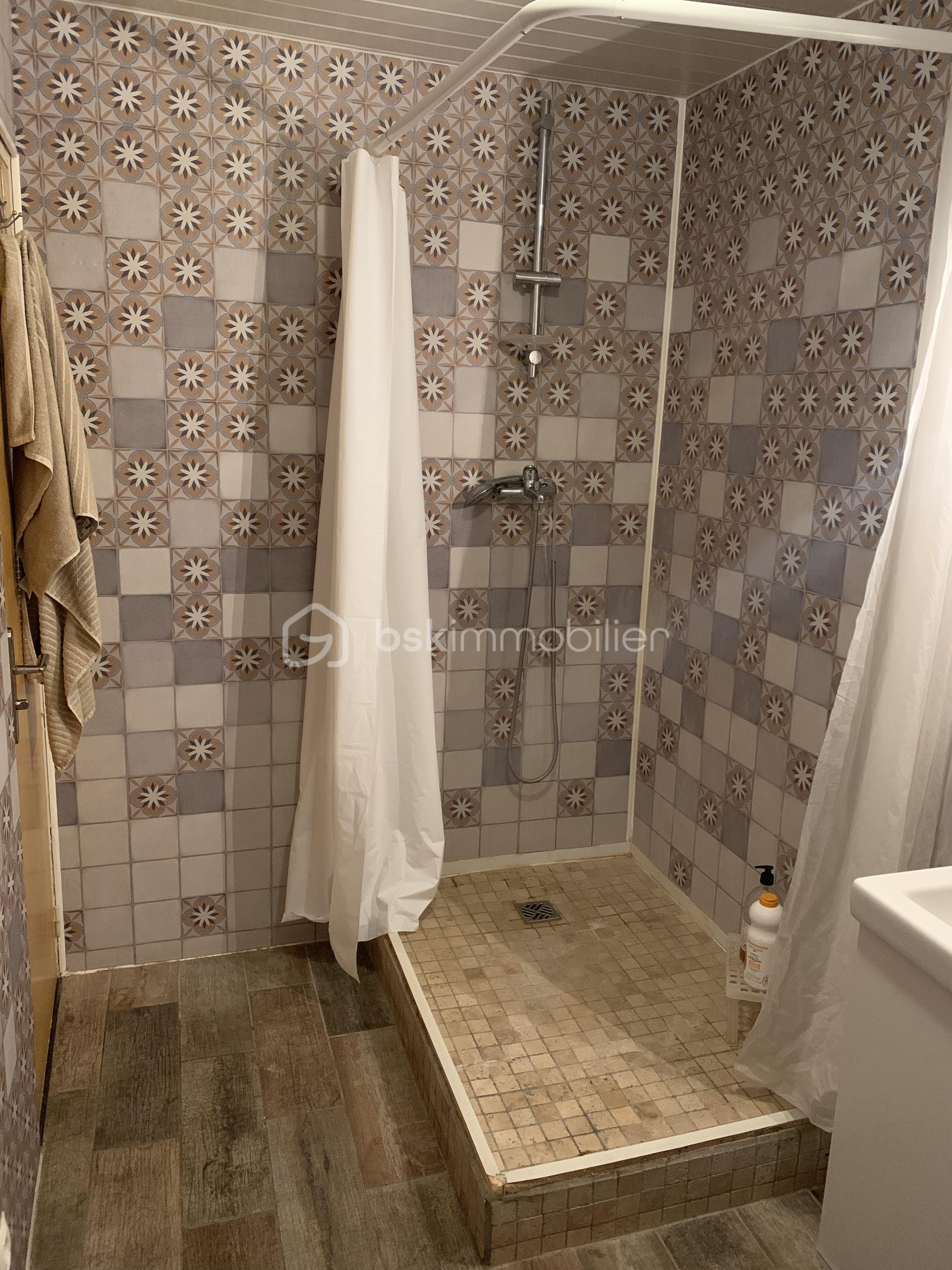 Maison de 191 m² - salle de douche 1.JPG