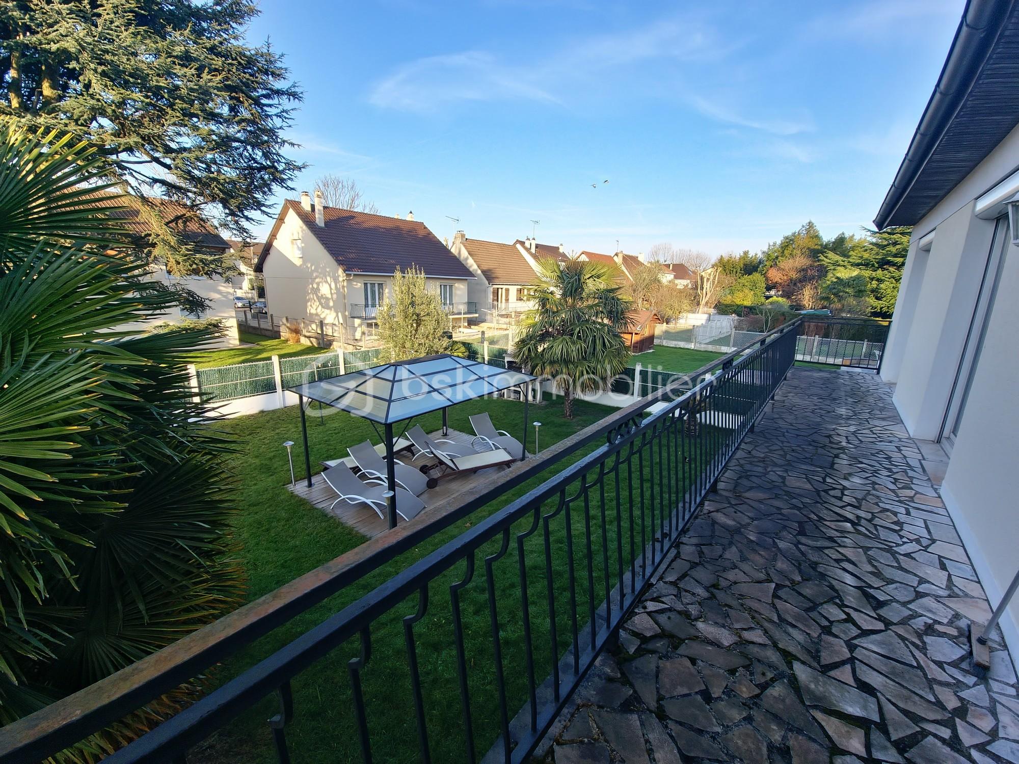 Maison de 165 m² - 06 TERRASSE SEJOUR.jpg