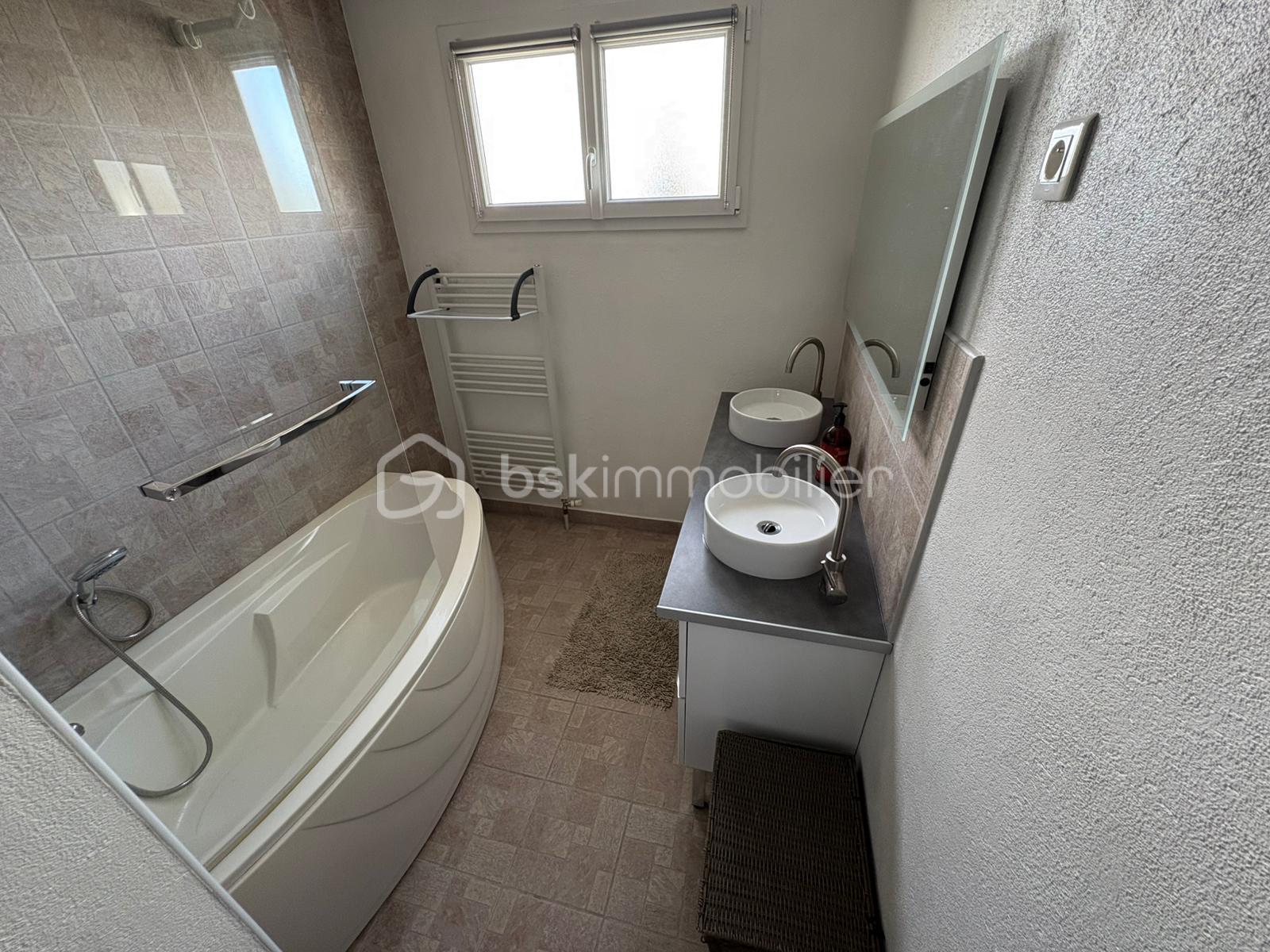 Maison traditionnelle de 183 m² - motion_photo_7138477732164564813.jpg