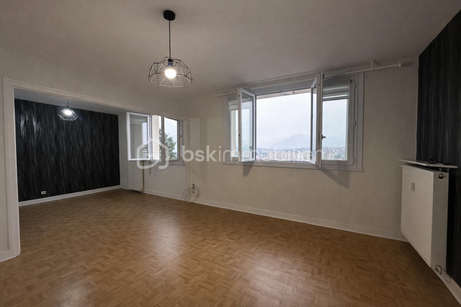 Appartement de 89,62 m² - Salon lumineux avec vue urbaine.png