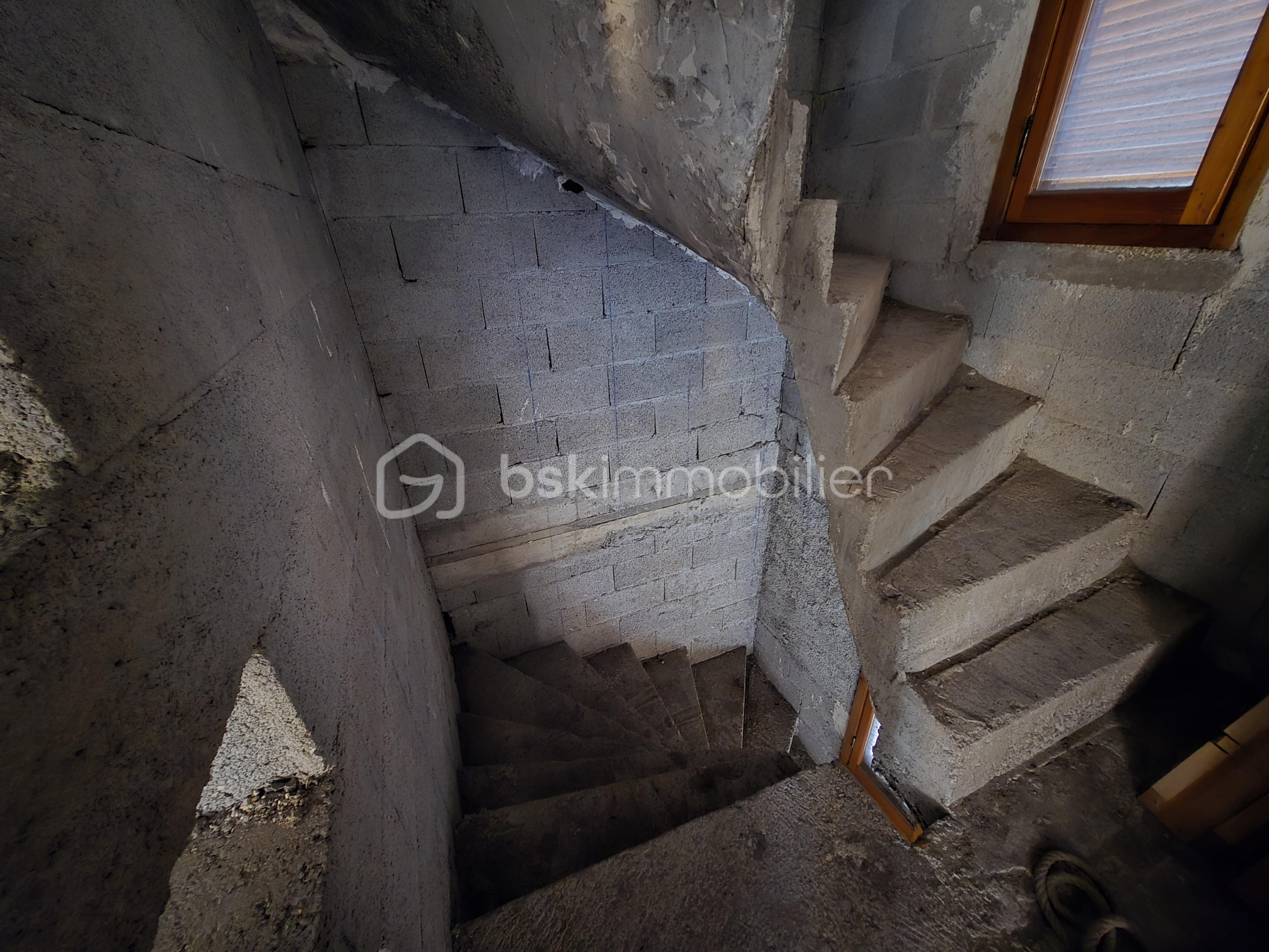 Maison de village de 289 m² - cage escalier.jpg