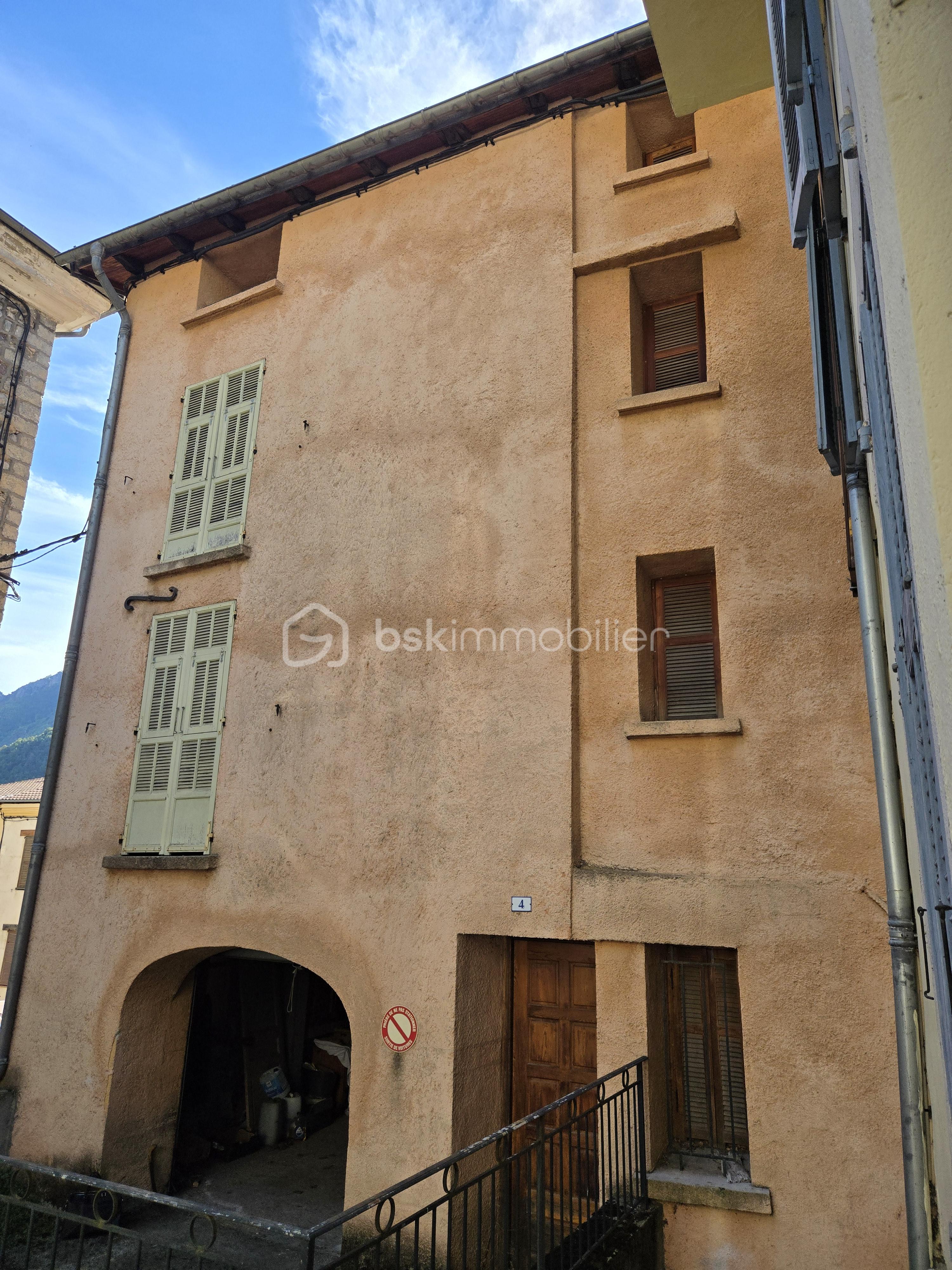 Maison de village de 289 m² - facade avec cage escalier.jpg