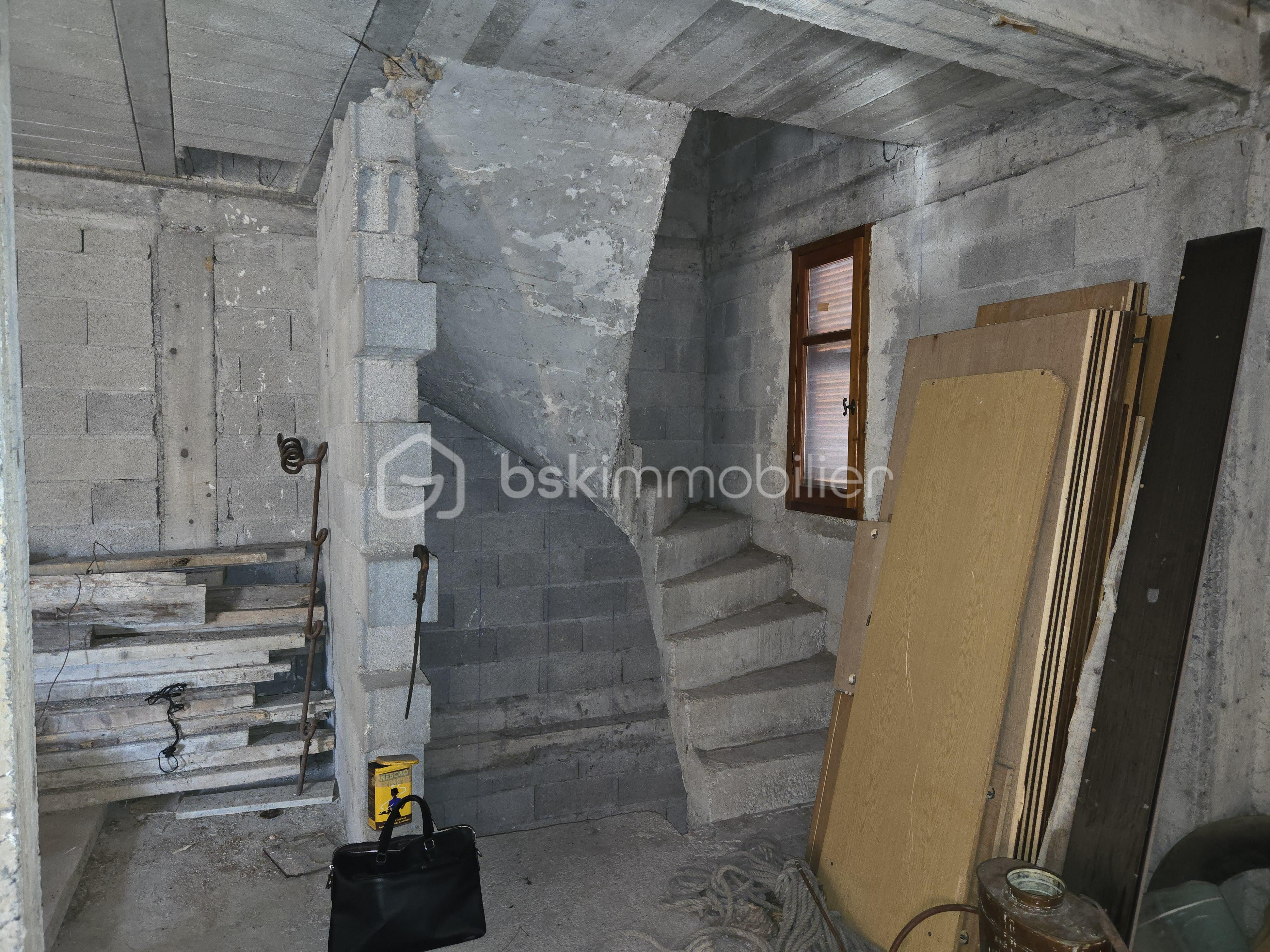 Maison de village de 289 m² - cage d'escalier.jpg