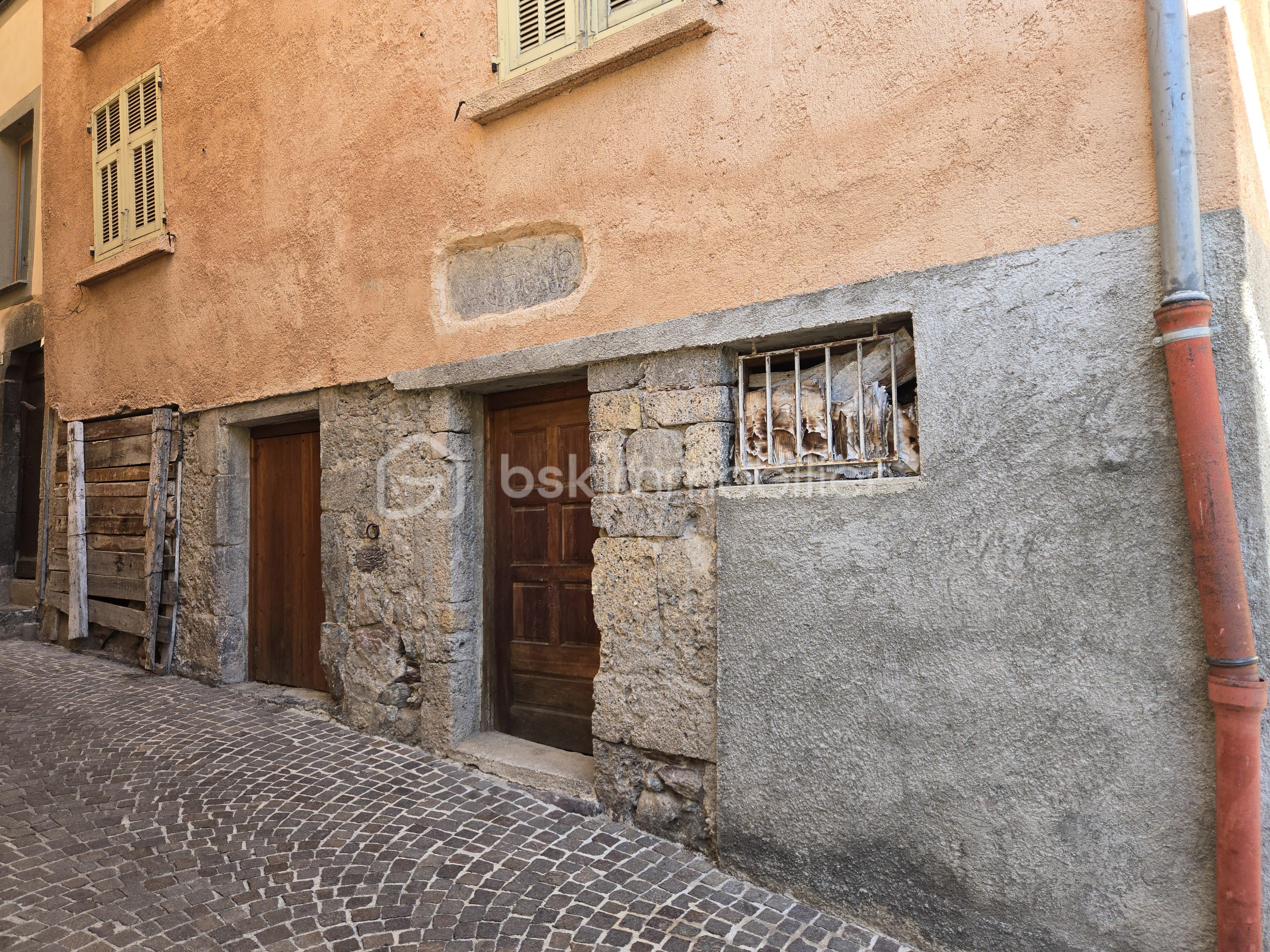 Maison de village de 289 m² - entrées caves.jpg