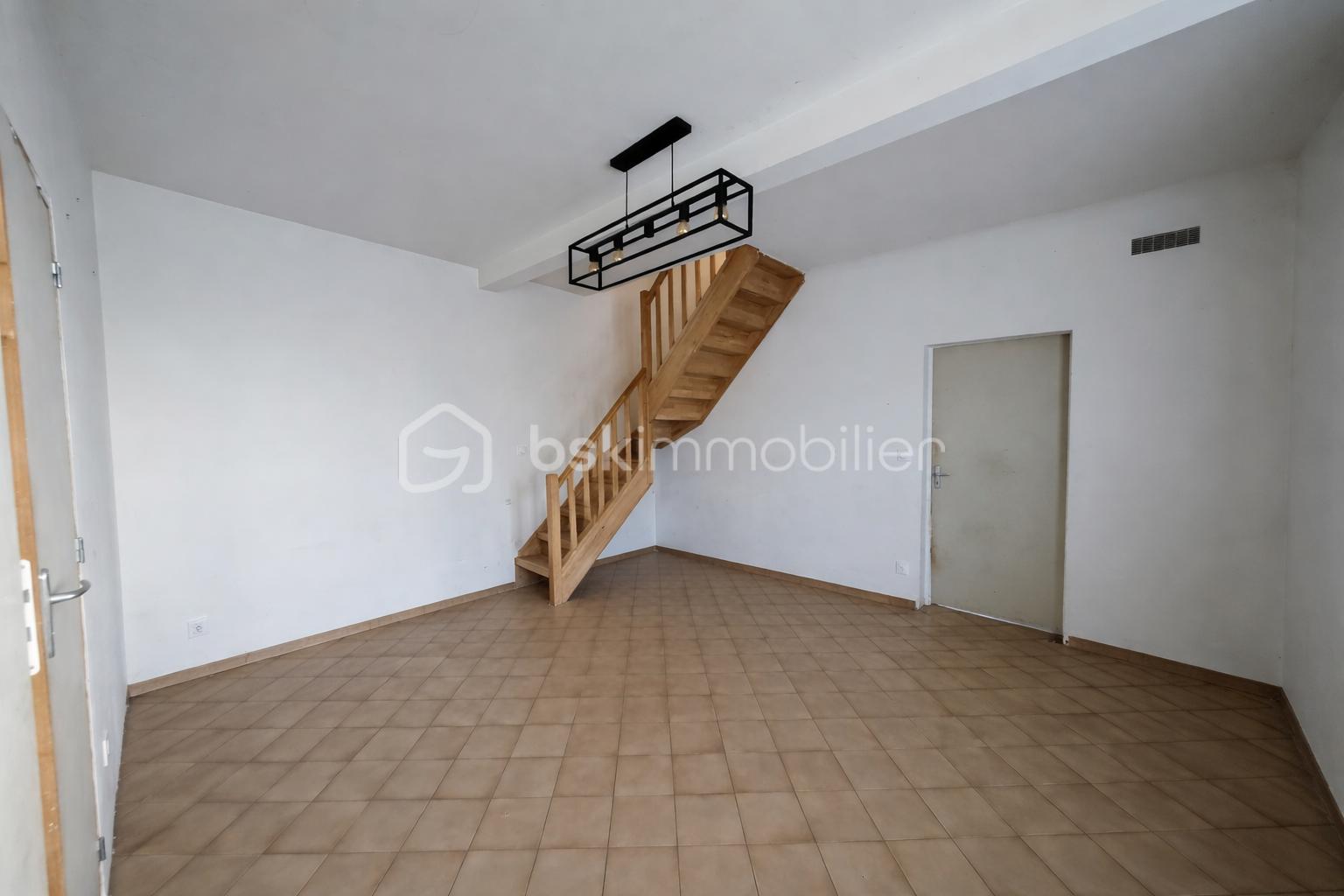 Salon vide avec lumière naturelle.png