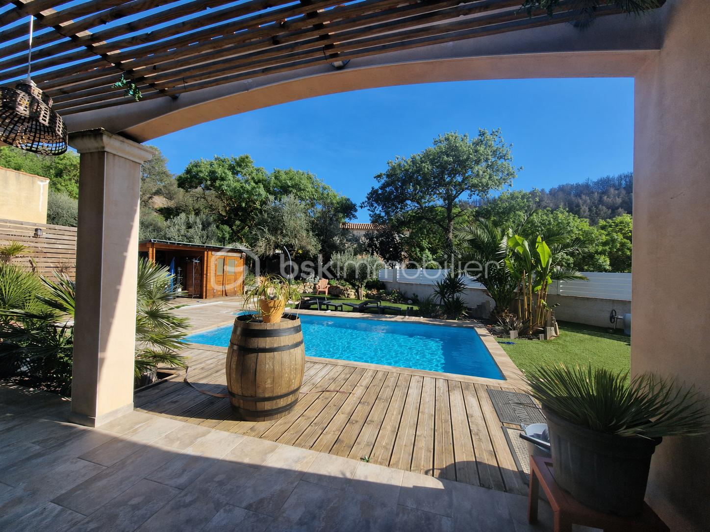 Terrasse ensoleillée avec piscine et jardin.png