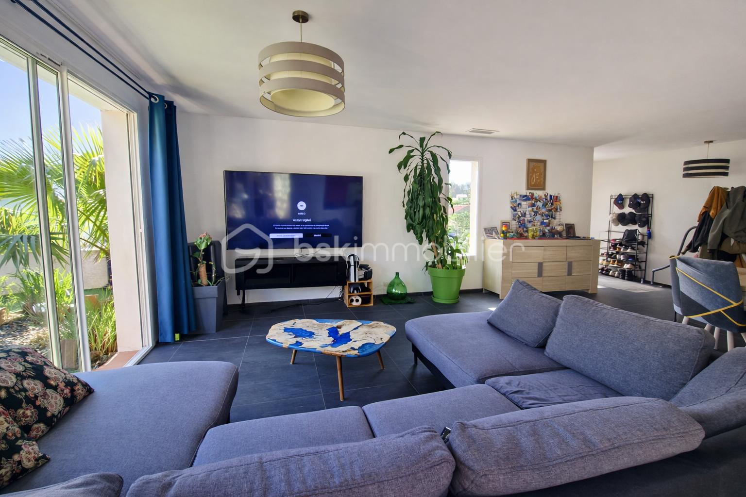 Salon moderne avec canapé et table basse.png