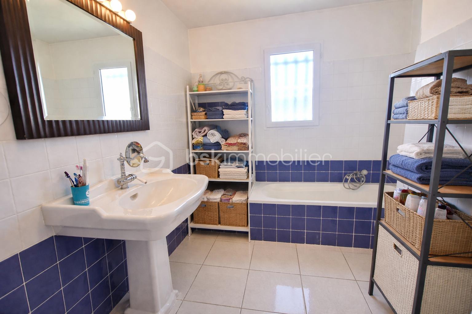 Salle de bain lumineuse et propre.png