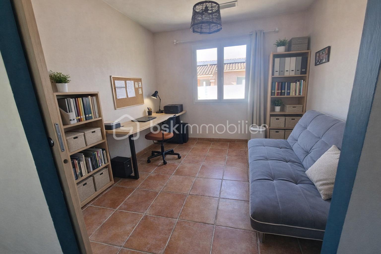 Bureau moderne et canapé futon.png