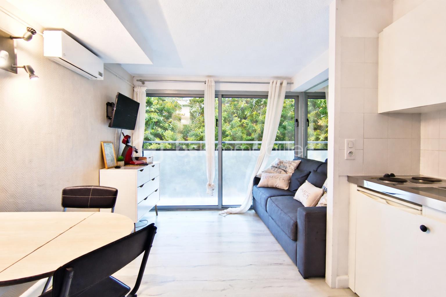 Salon moderne et lumineux avec vue.png