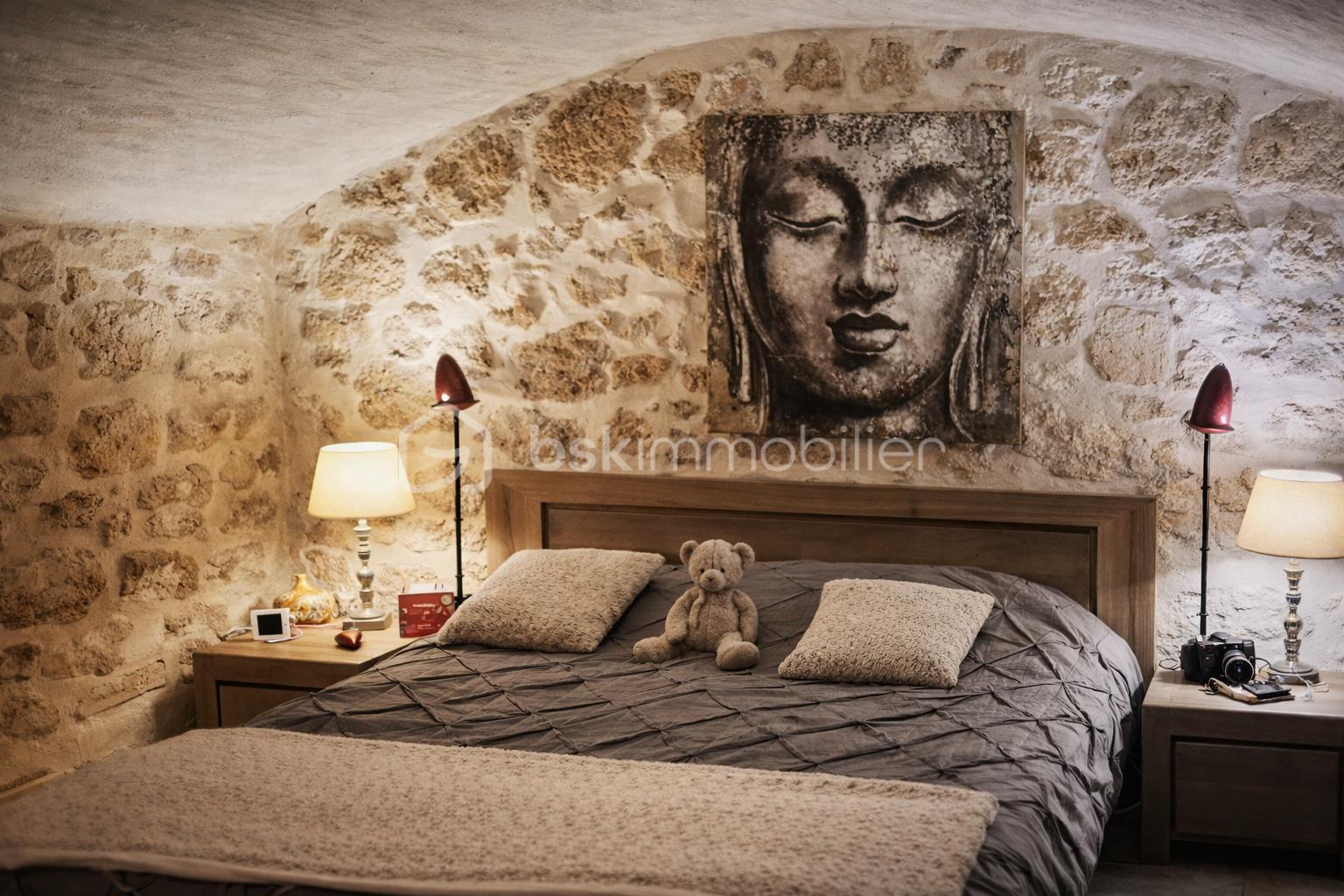Chambre rustique avec peinture de Bouddha.png
