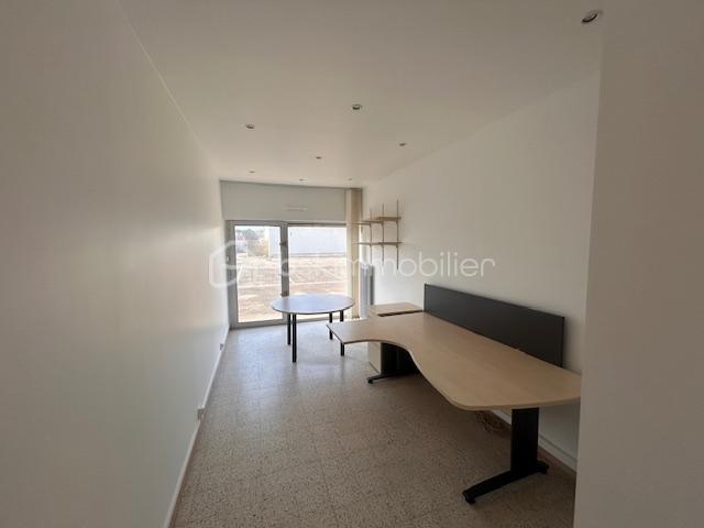 Local d activites de 47,10 m² - Bureau derrière.jpg