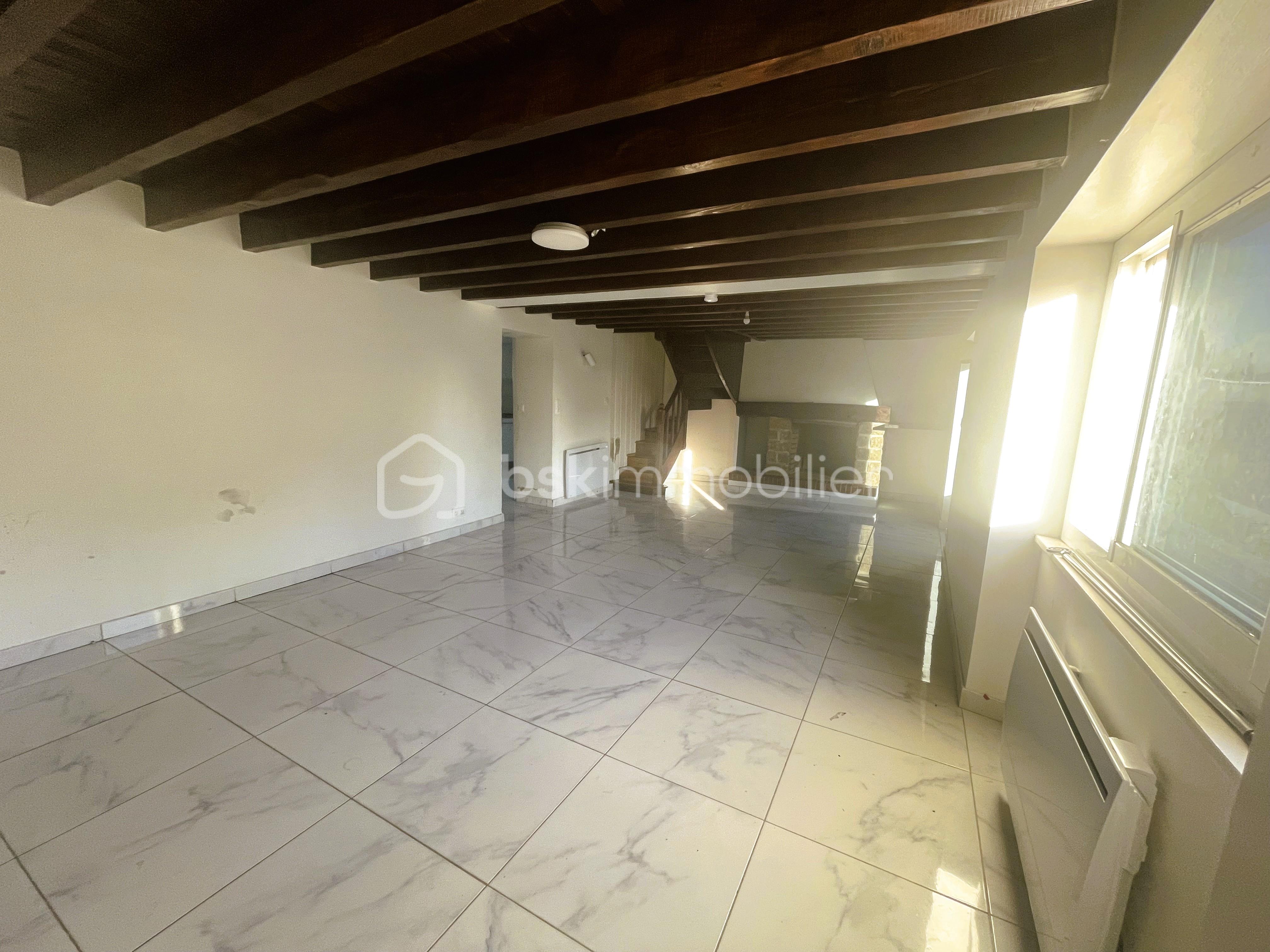 Maison en pierre de 107 m² - salon contraste chaud.jpg