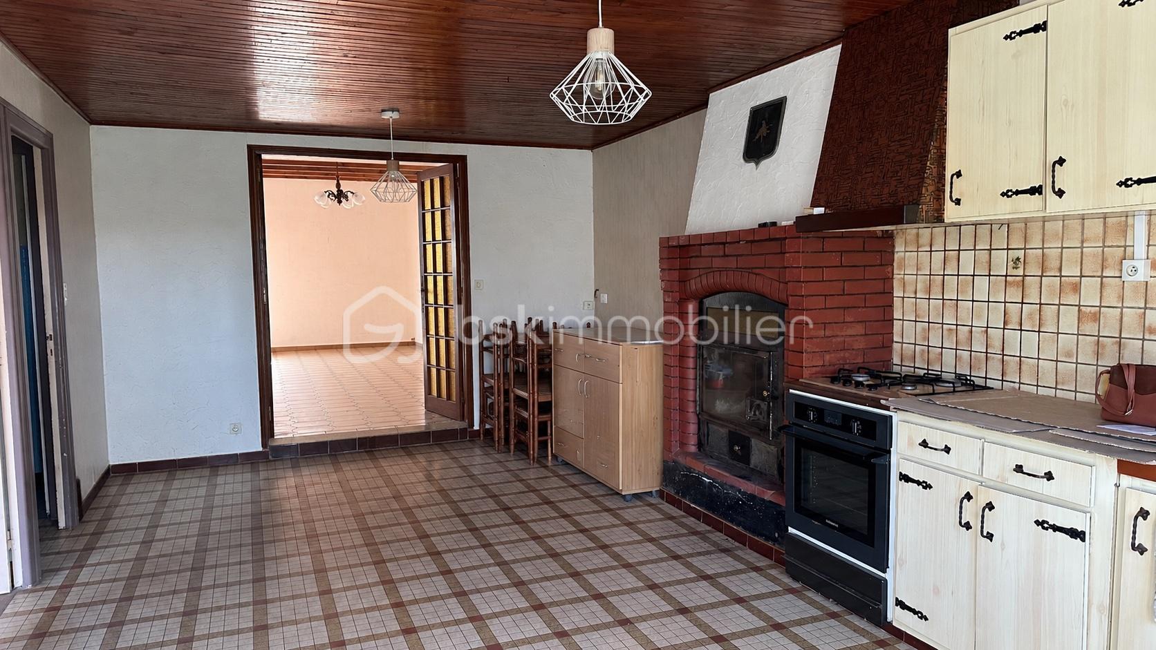 Cuisine rustique avec chaises rangées.jpg
