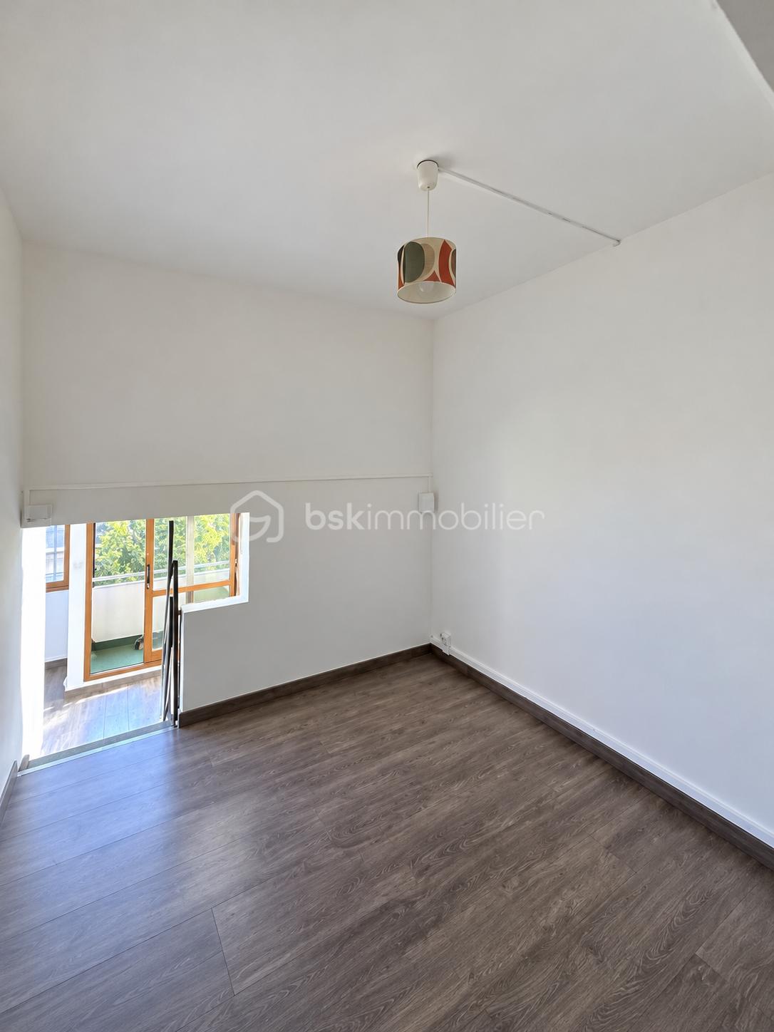 Pièce minimaliste baignée de lumière naturelle.png