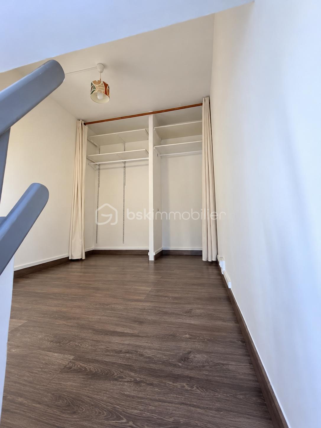 Niche dressing blanche sous lumière naturelle.png