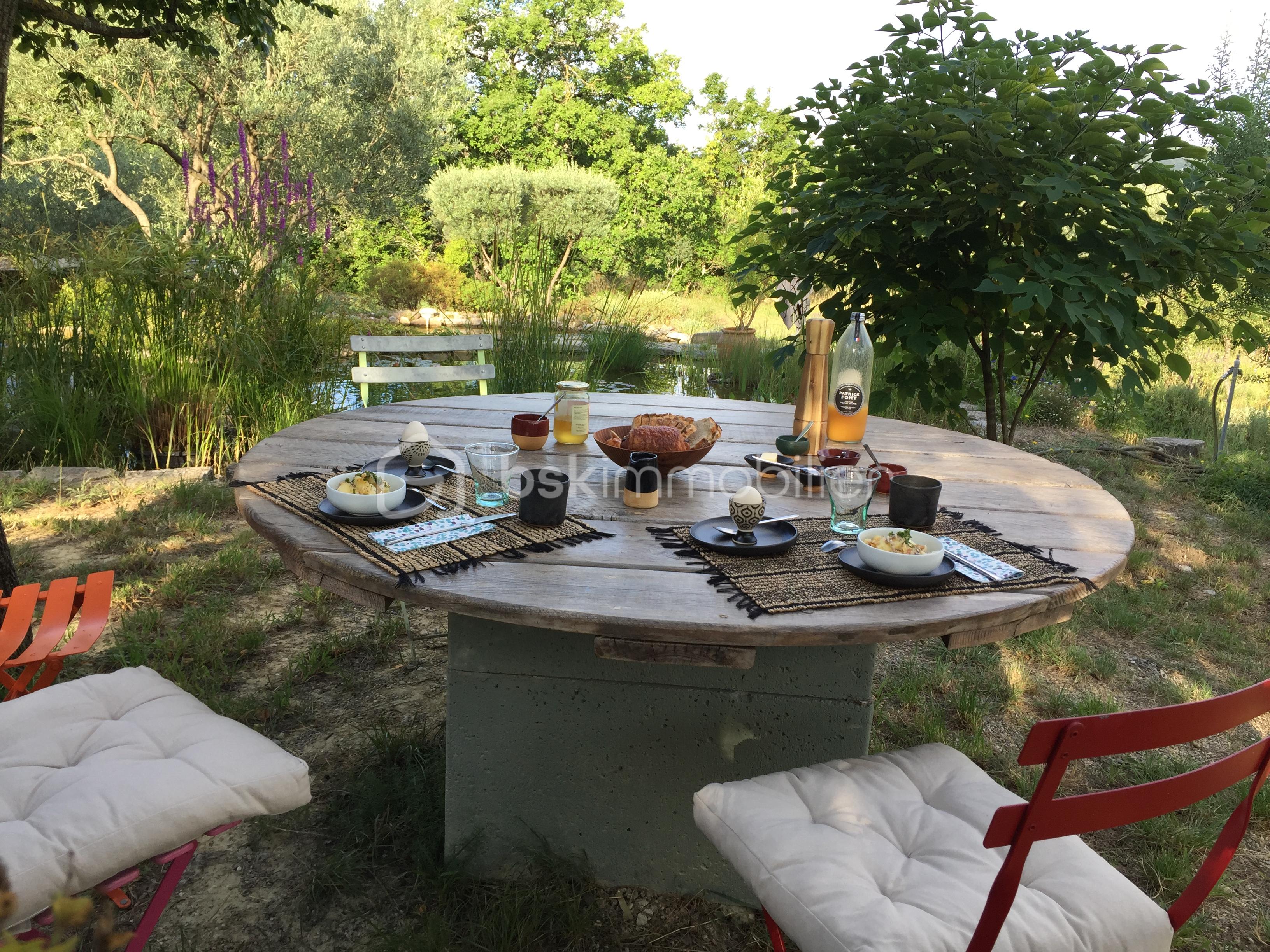 Maison de 130 m² - 10 PETIT DEJ SUR LA TABLE PRES DU BASSIN.JPG
