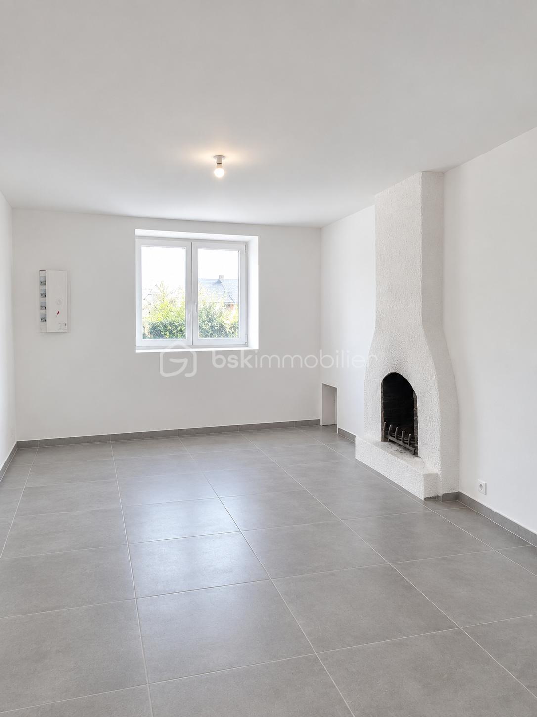 Salon rénové minimaliste aux carreaux gris.png