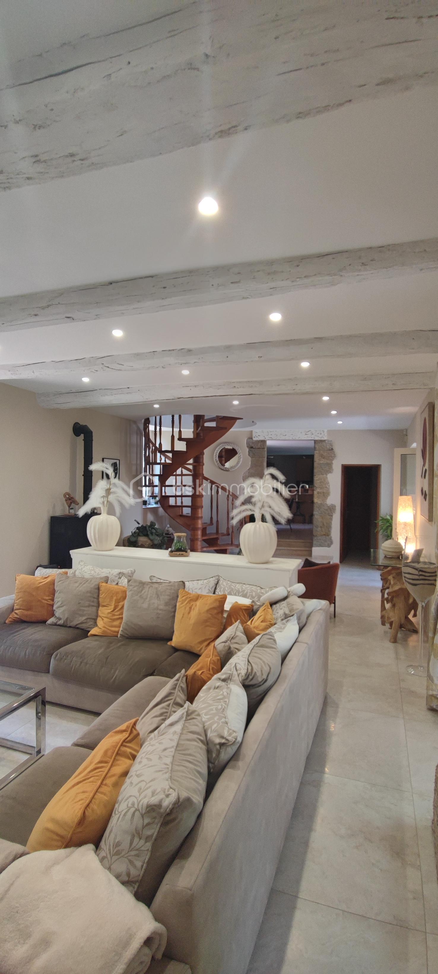 Maison en pierre de 180 m² - foquet salon escalier.jpg
