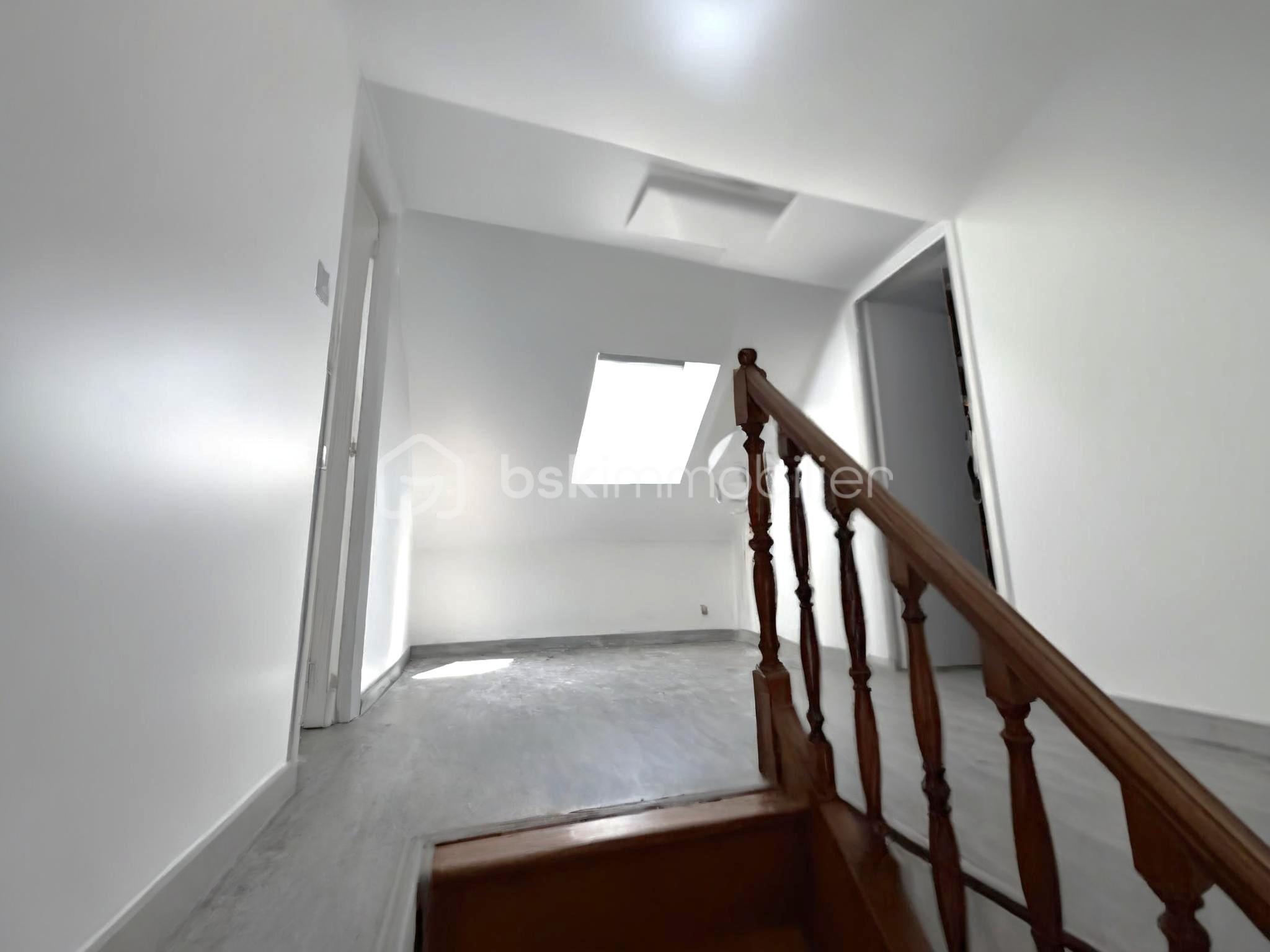 Maison de 88 m² - Escalier donnant sur les 2 chambres .jpg