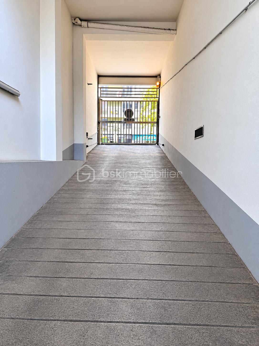 Couloir lumineux vers portail industriel.png