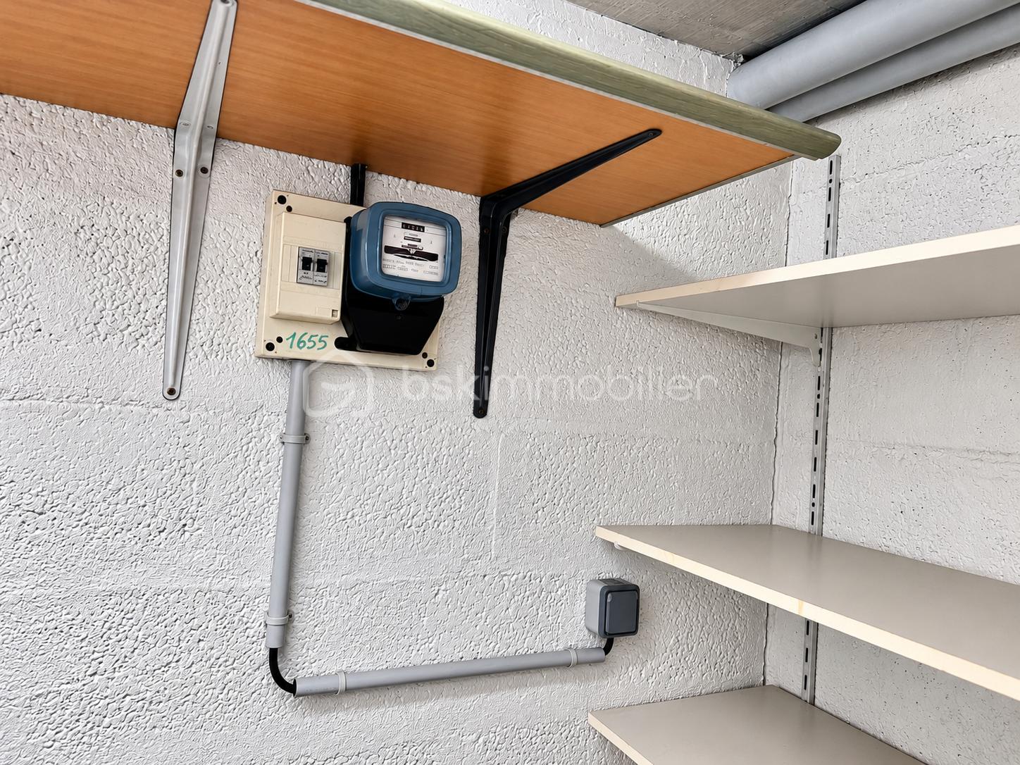 Coin de rangement et compteurs électriques.png