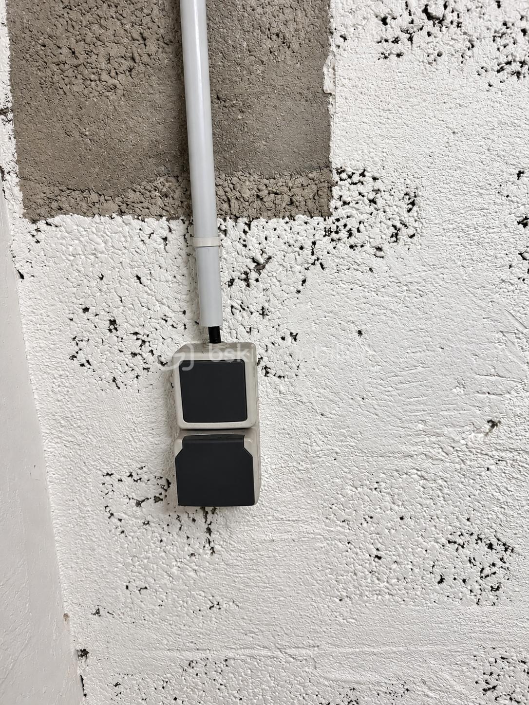 Interrupteur extérieur sur mur texturé.png