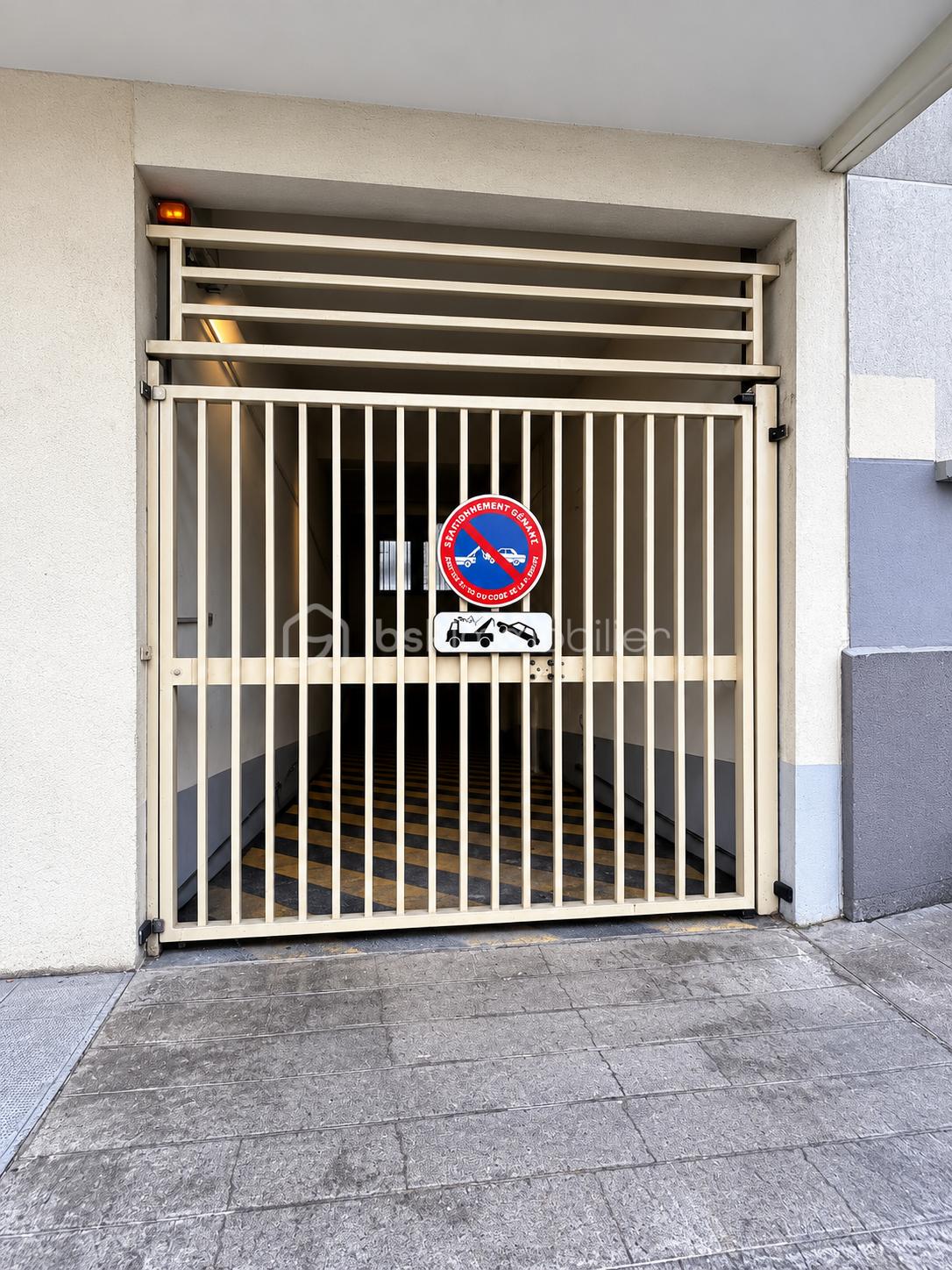 Entrée de garage avec portail sécurisé - Copie.png