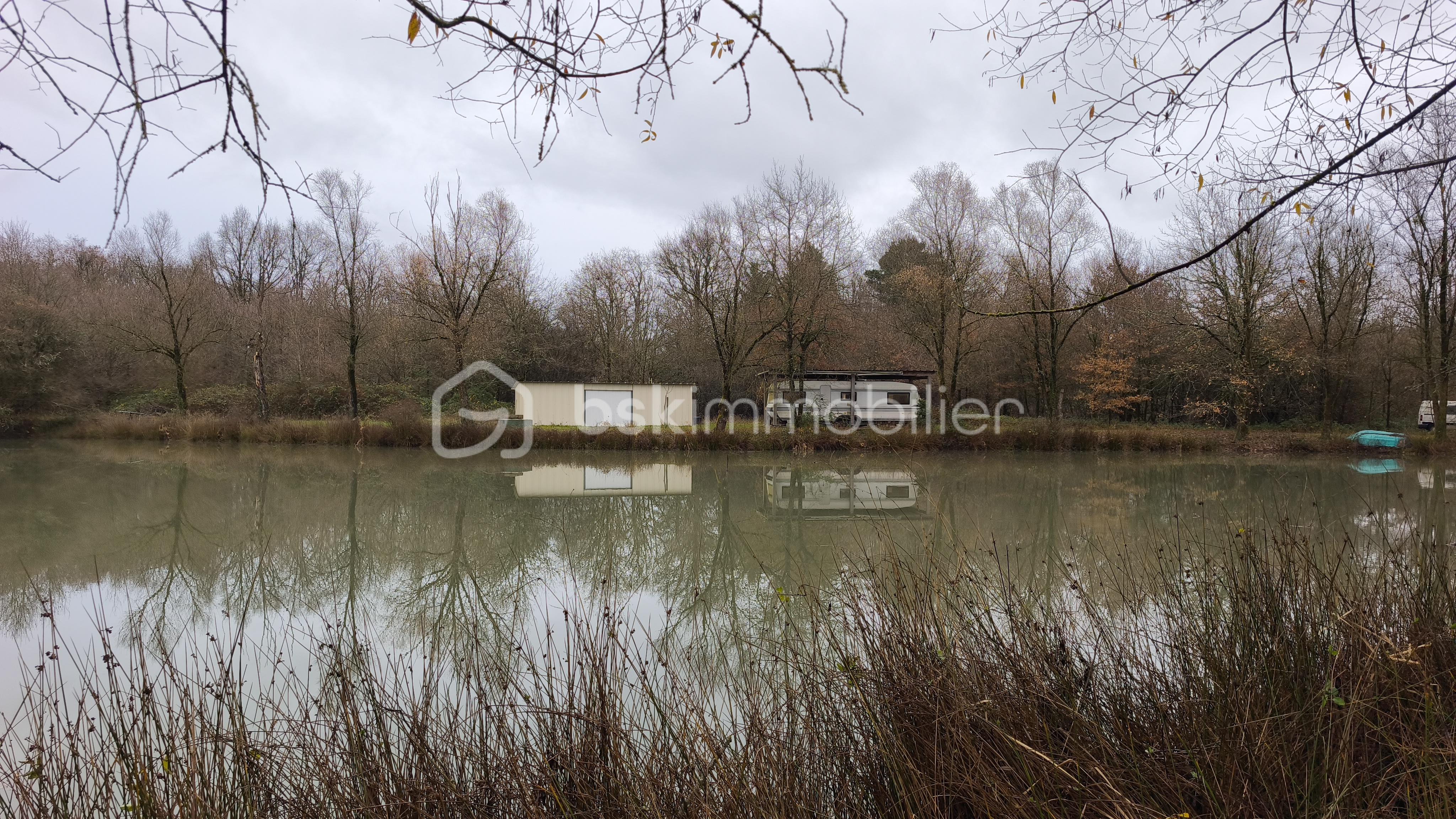 Terrain de 81 372 m²