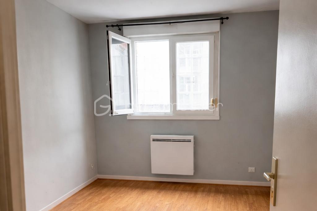 Chambre vide avec lumière naturelle.png