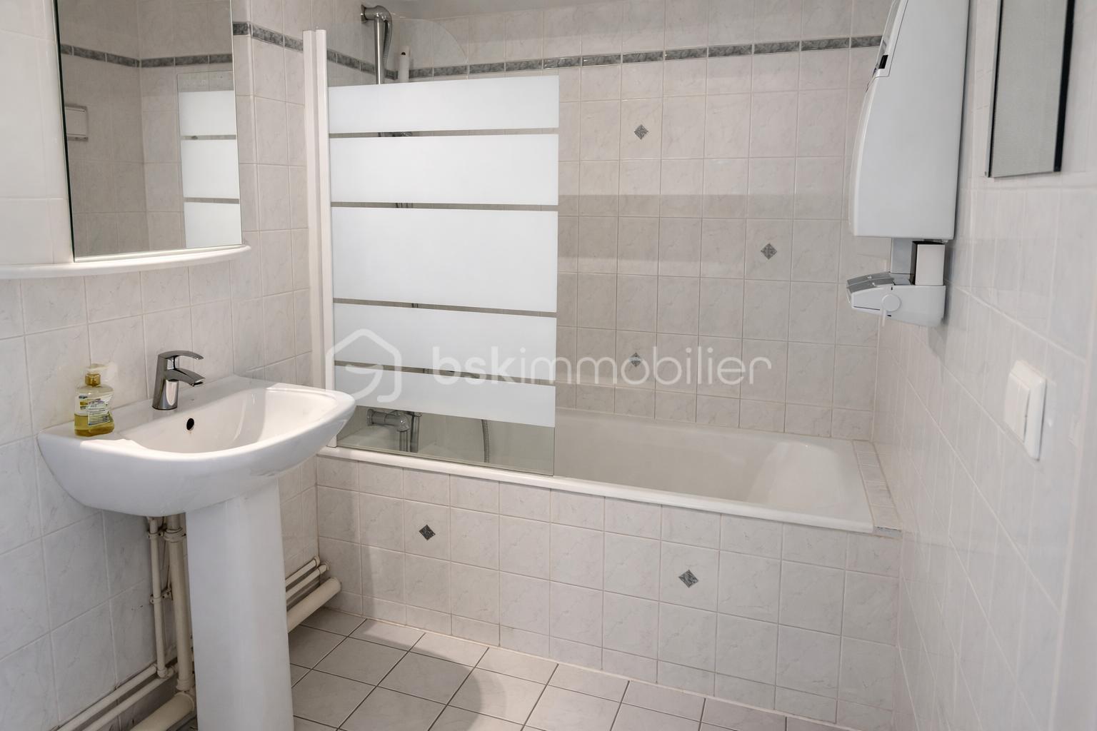Salle de bain moderne et épurée.png