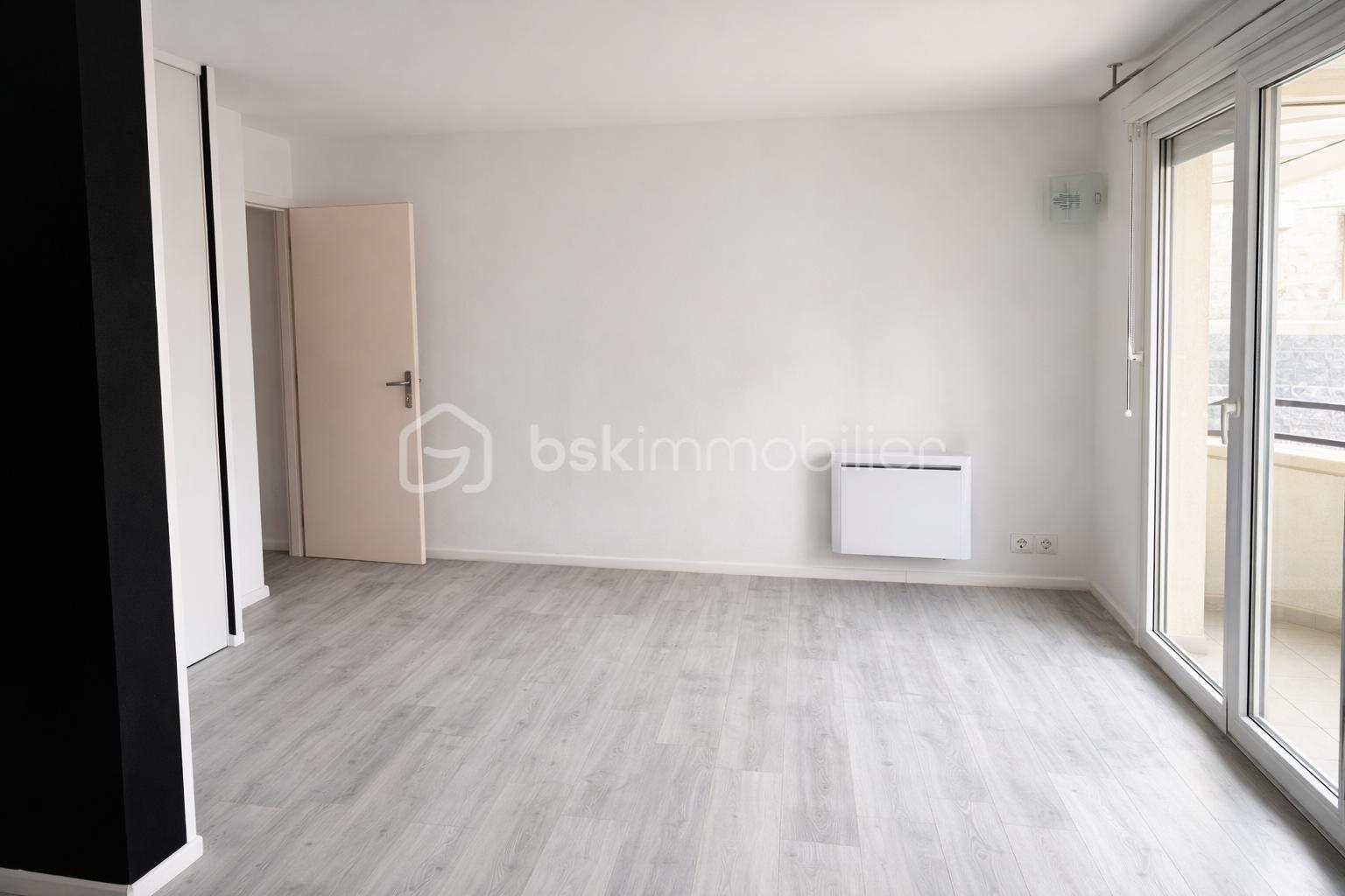 Salon moderne et lumineux vide.png