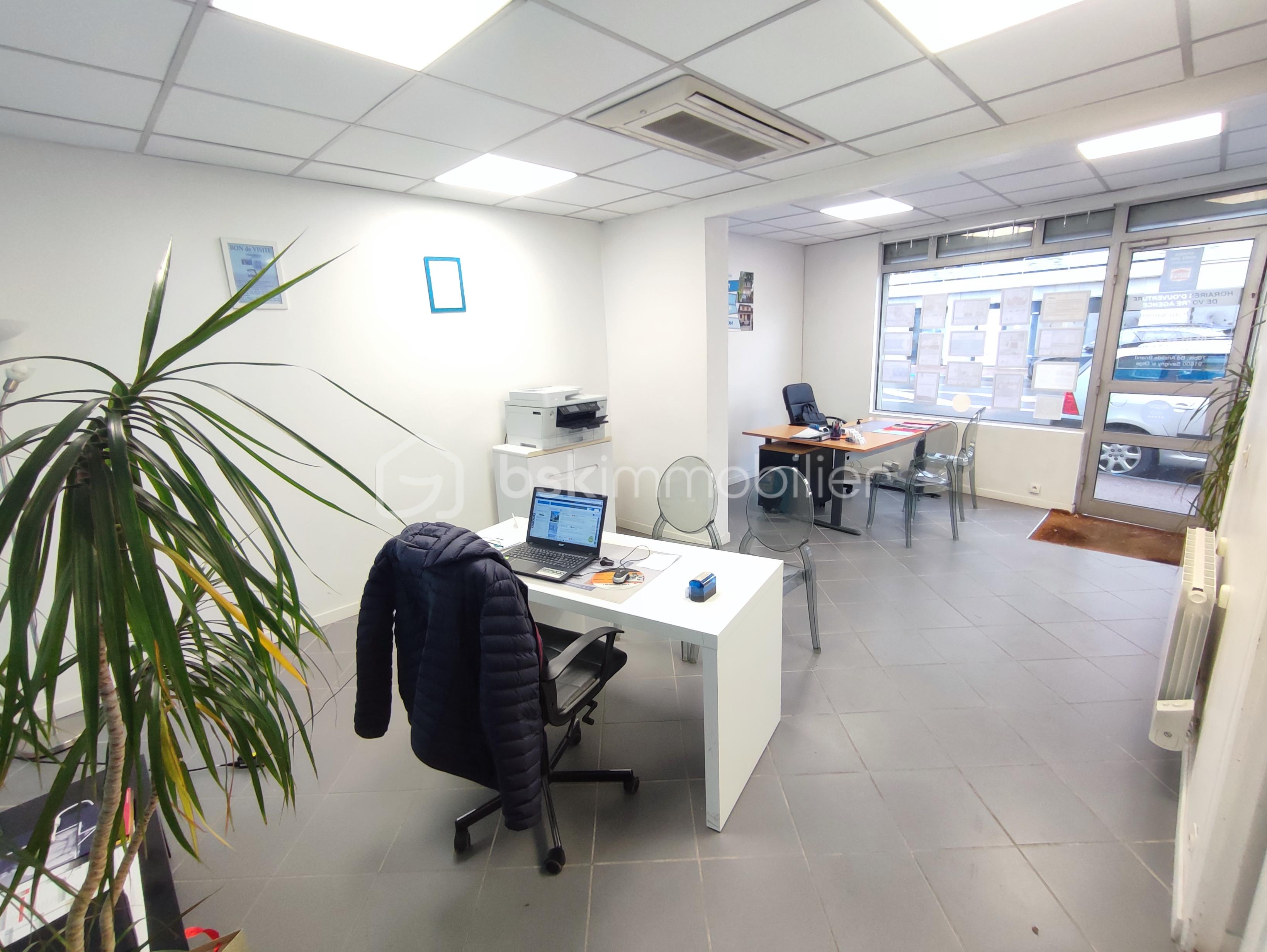 Local d'activités de 73,69 m² - 2.jpg