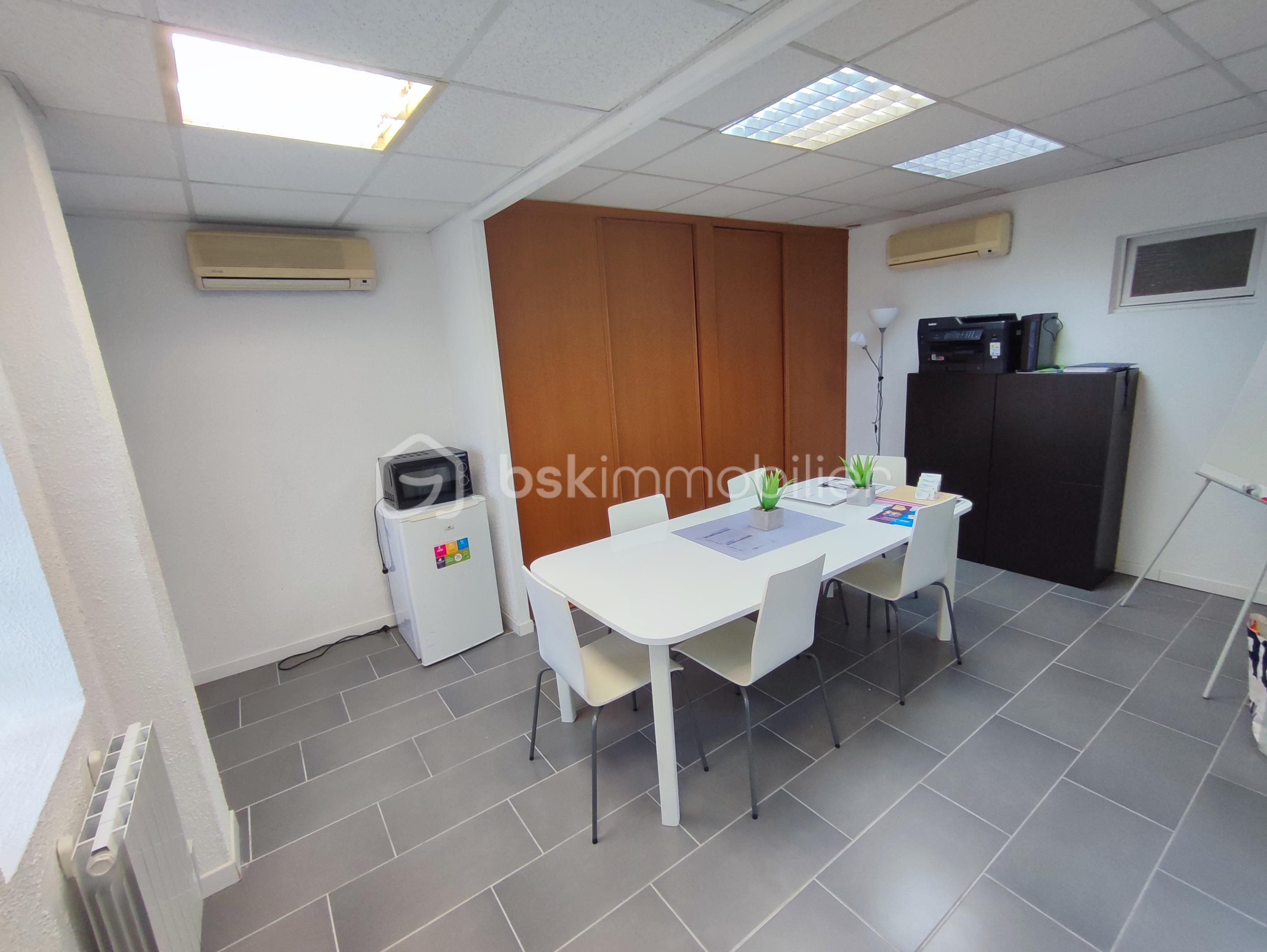 Local d'activités de 73,69 m² - 1.jpg