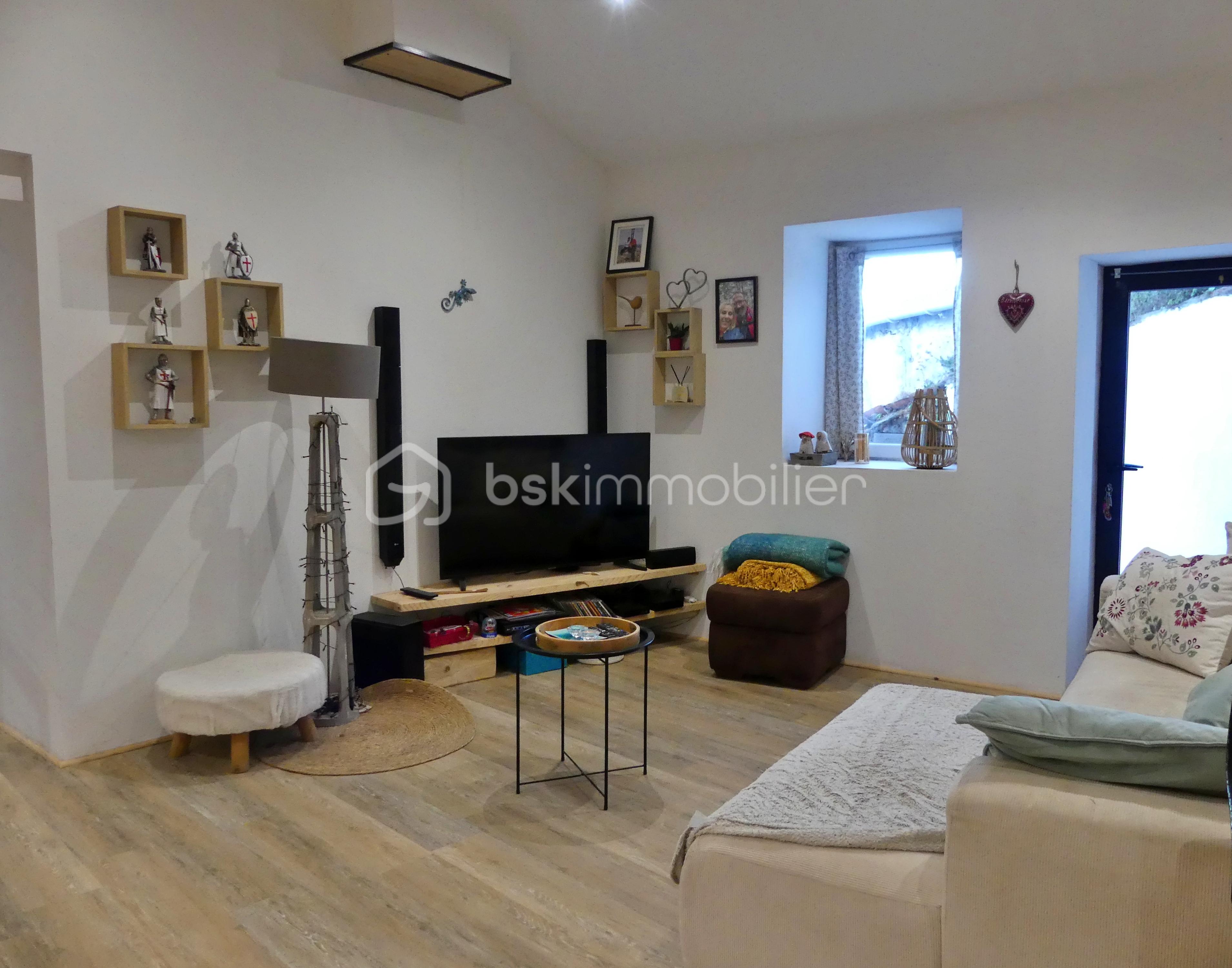 Maison de village de 90 m² - salon 3.JPG