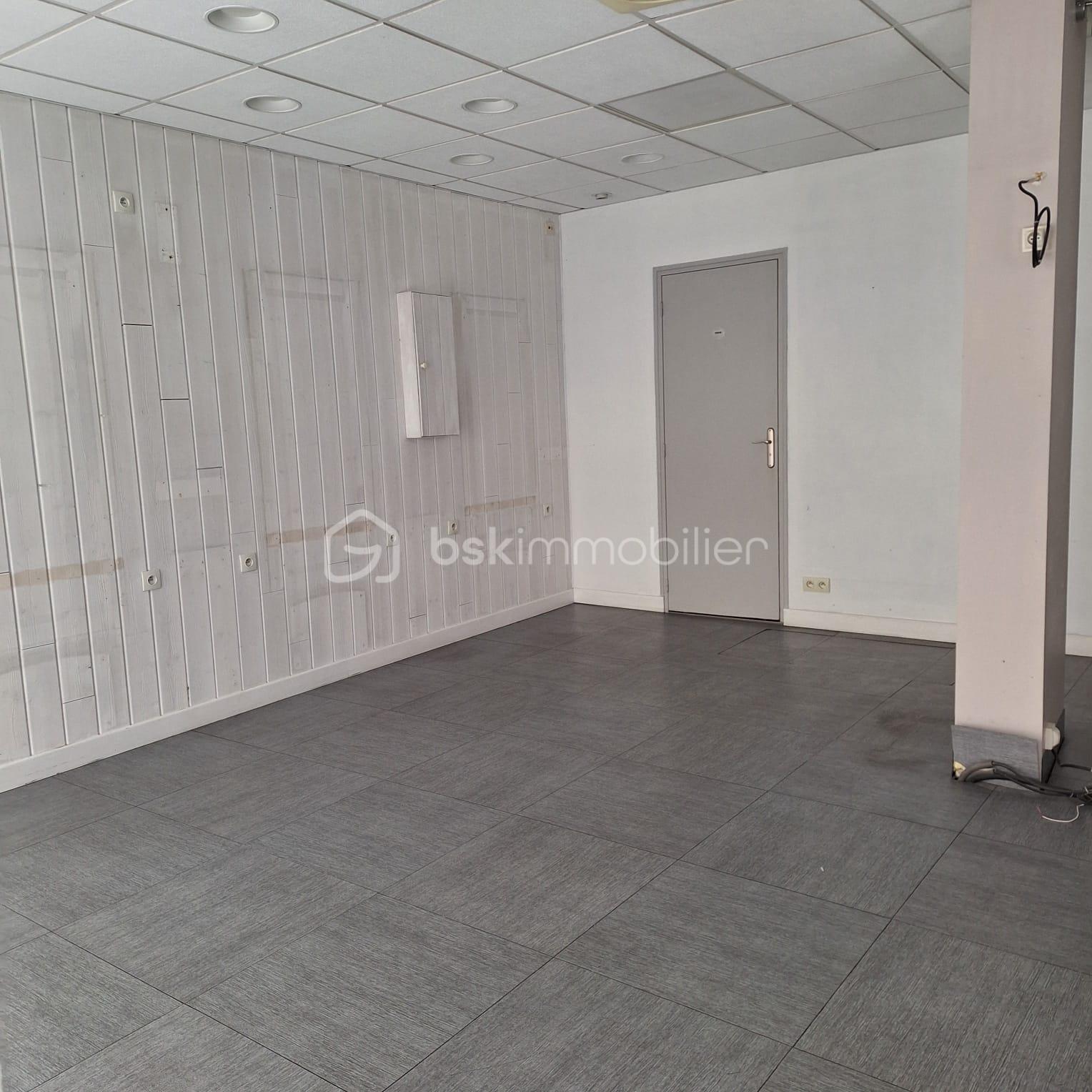 Local d activites de 50 m² - 43f46dca-6fad-45ae-9bb3-4bf124e60072.jfif