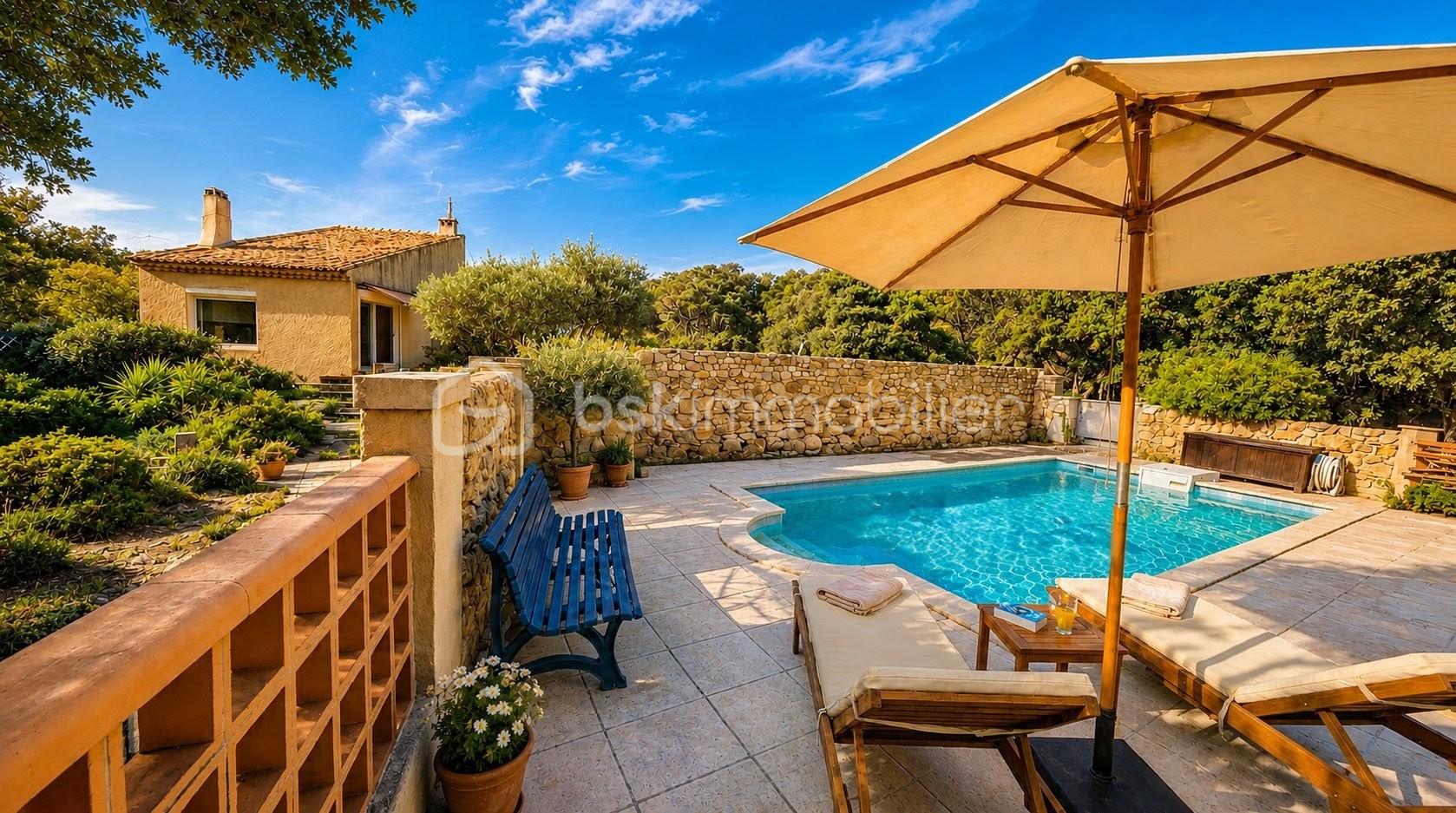 Patio ensoleillé et piscine méditerranéenne_103137~2.jpg