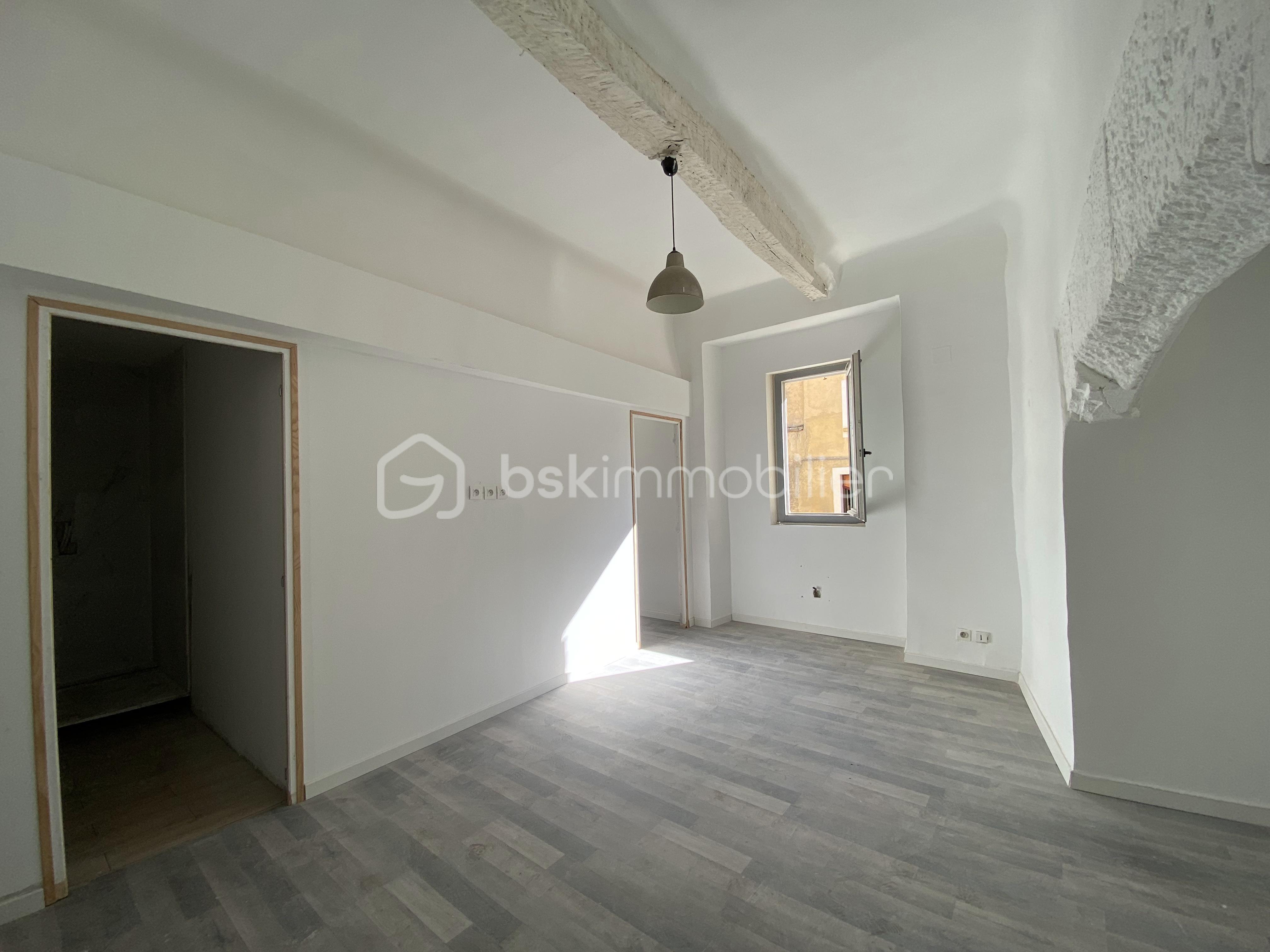 APPARTEMENT T2 2EME ETAGE VUE DE LA PICE PRINCIPALE.jpg