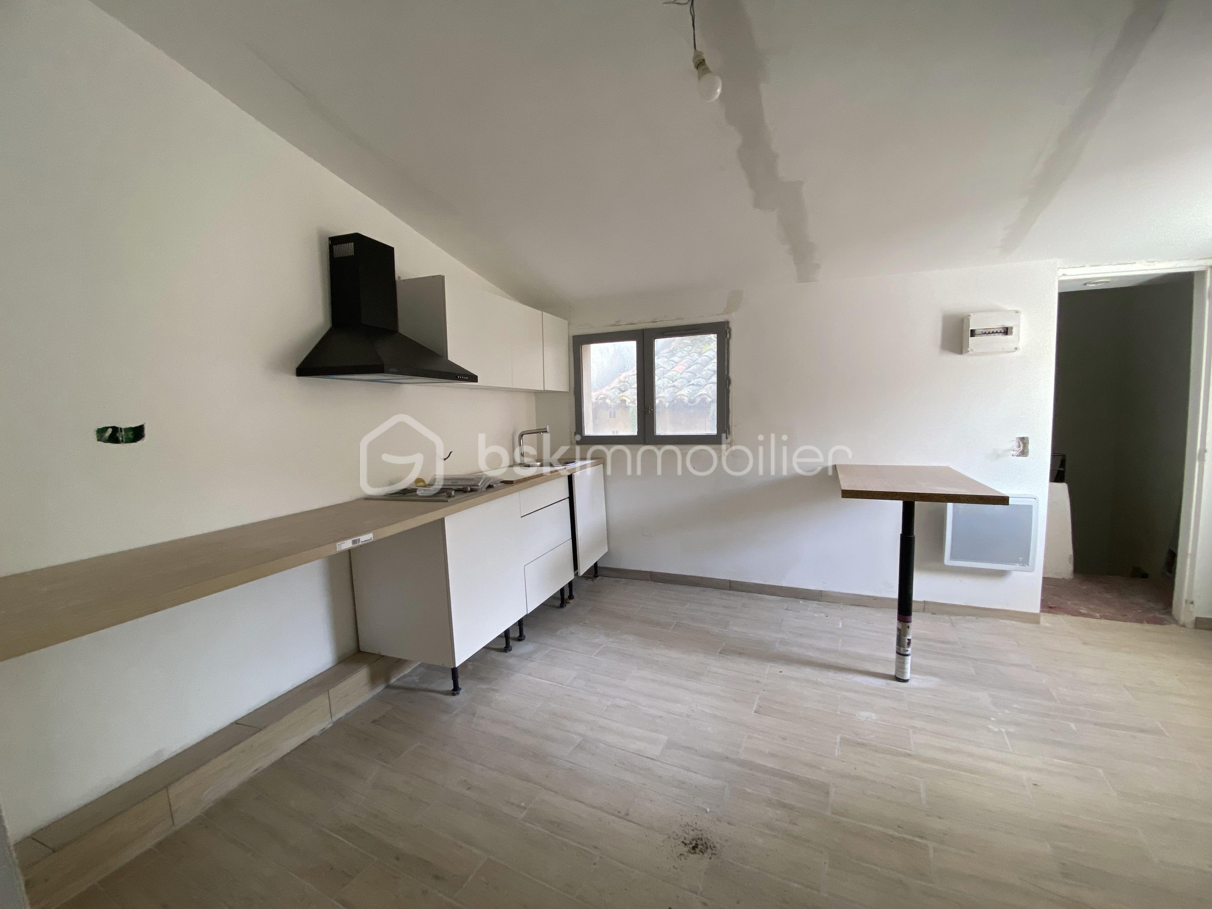 STUDIO 3EME ETAGE PIECE DE VIE AVEC CUISINE.jpg