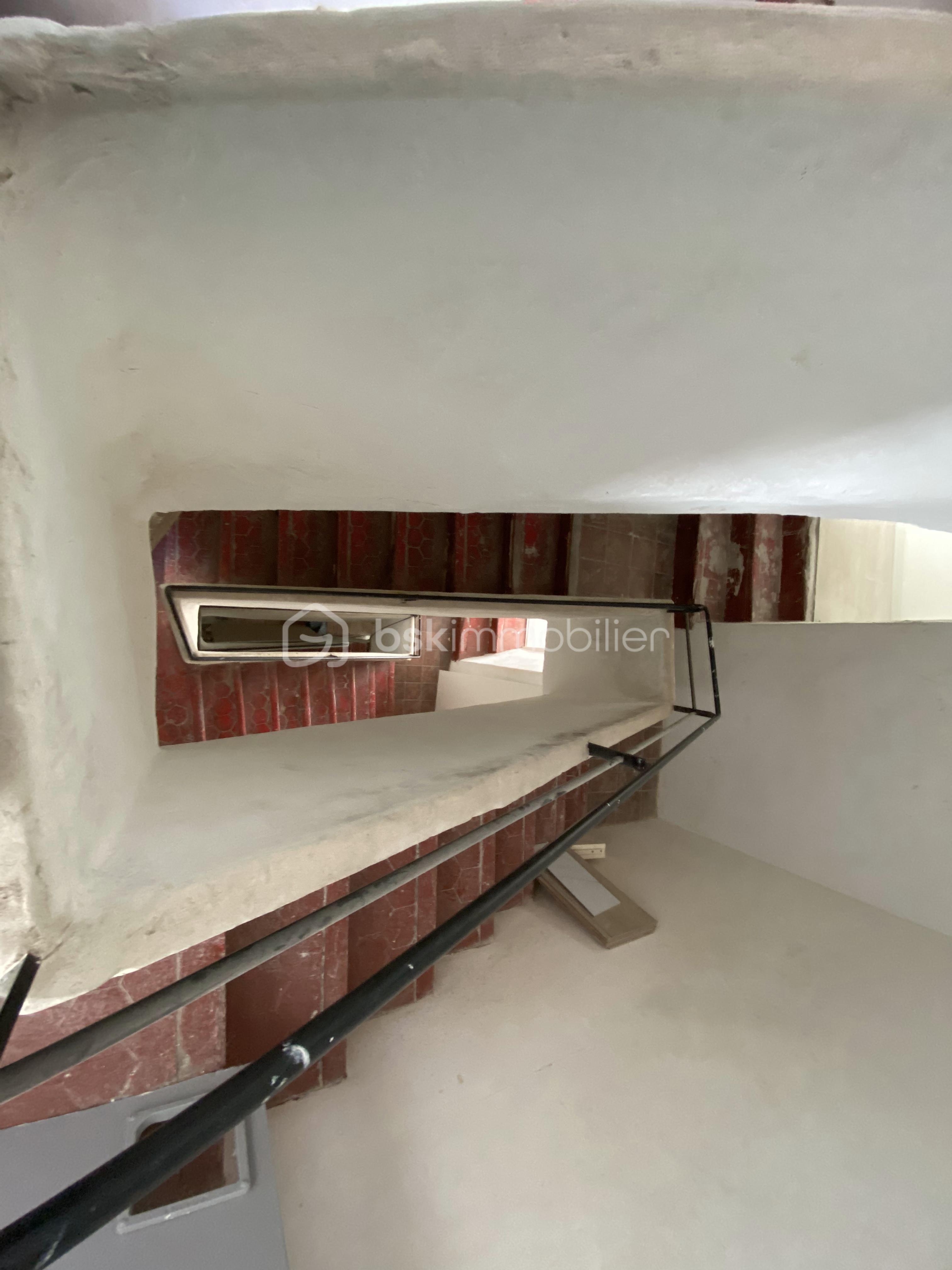 VUE PLONGEANTE POINT CENTRALE DES ESCALIERS IMMEUBLE.jpg